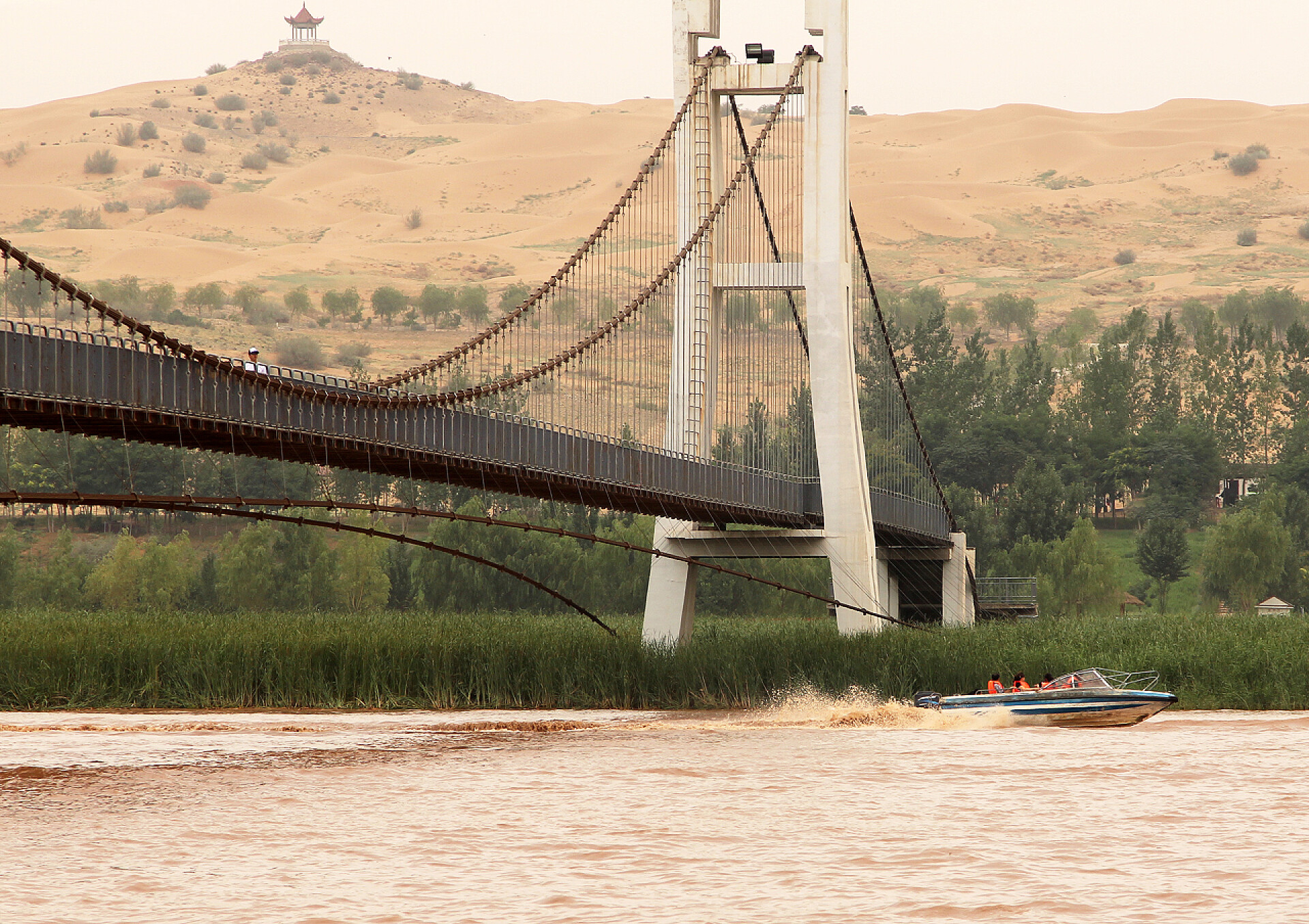 沙坡头黄河风景区凤凰河 （黄河） 在沙坡头景区，万年桥