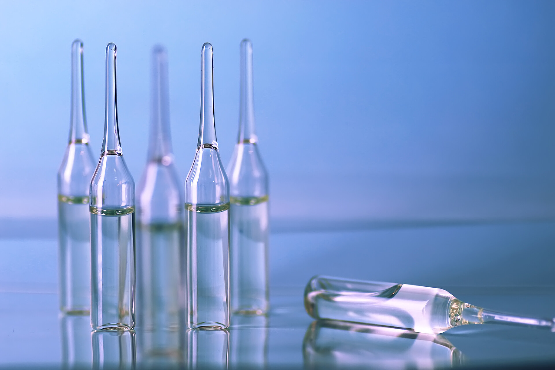 蓝色背景上的医疗安瓶孤立的医用安瓿