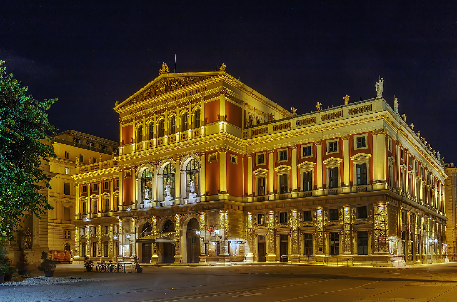 夜晚金色的城堡建筑Musikverein in Vienna