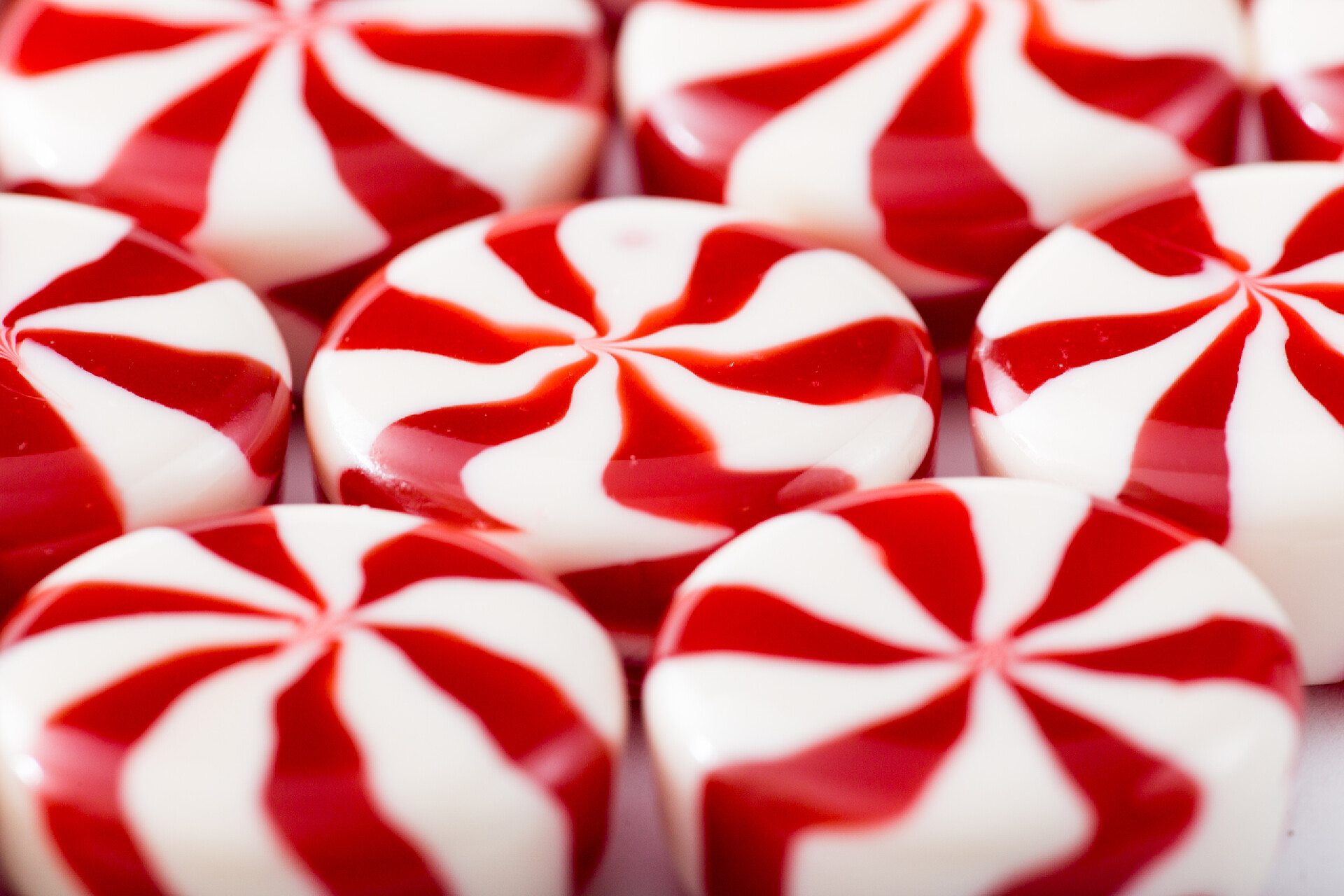 在白色背景的彩色的糖果在白色背景的彩色的糖果。糖果背景