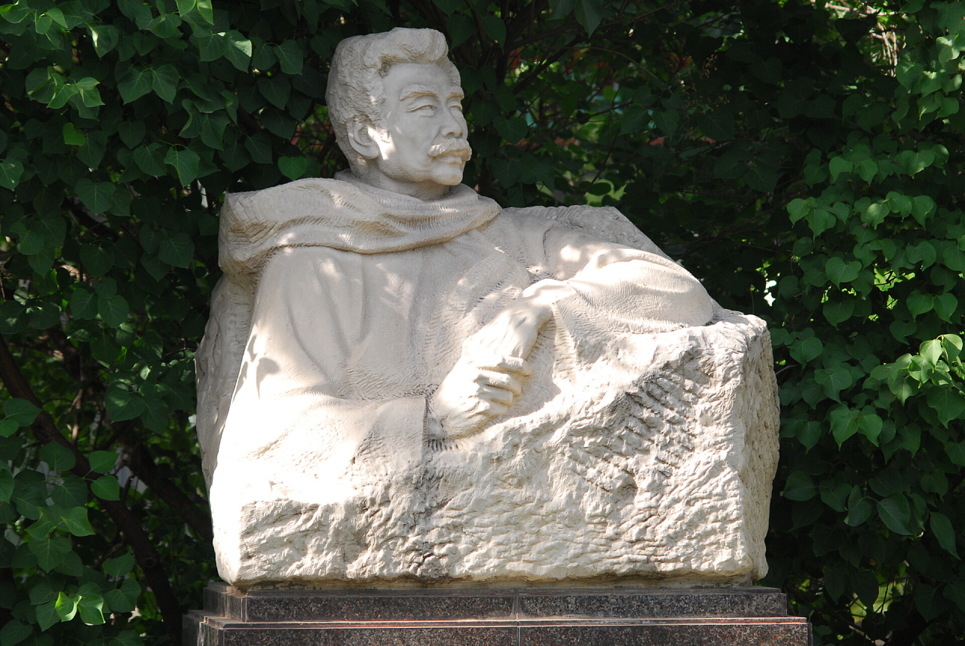 北京鲁迅博物馆雕像在北京植物园的雕像