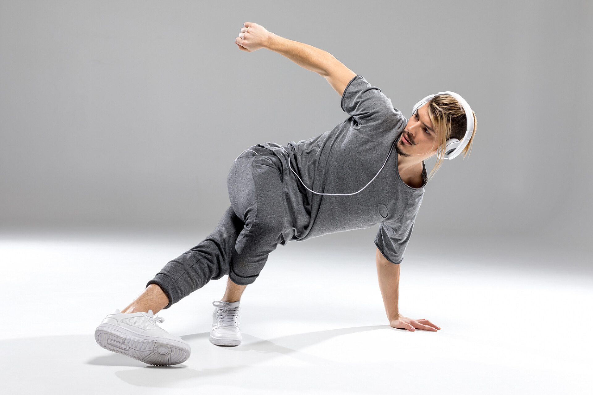 灰色背景上跳舞的男人健壮的男人跳舞