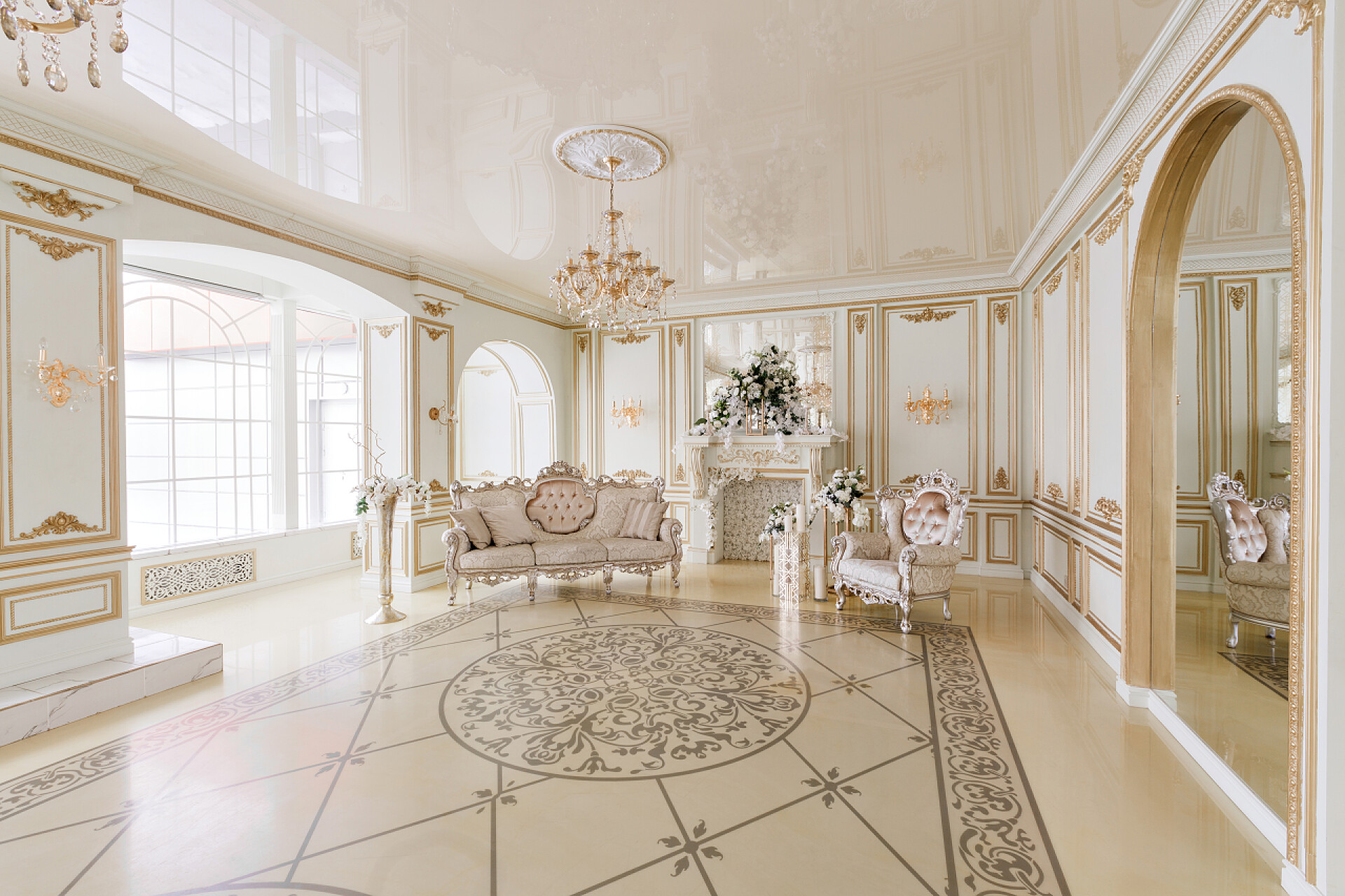 带有贵族风格壁炉的豪华老式室内装饰带有贵族风格壁炉的豪华老式室内装饰