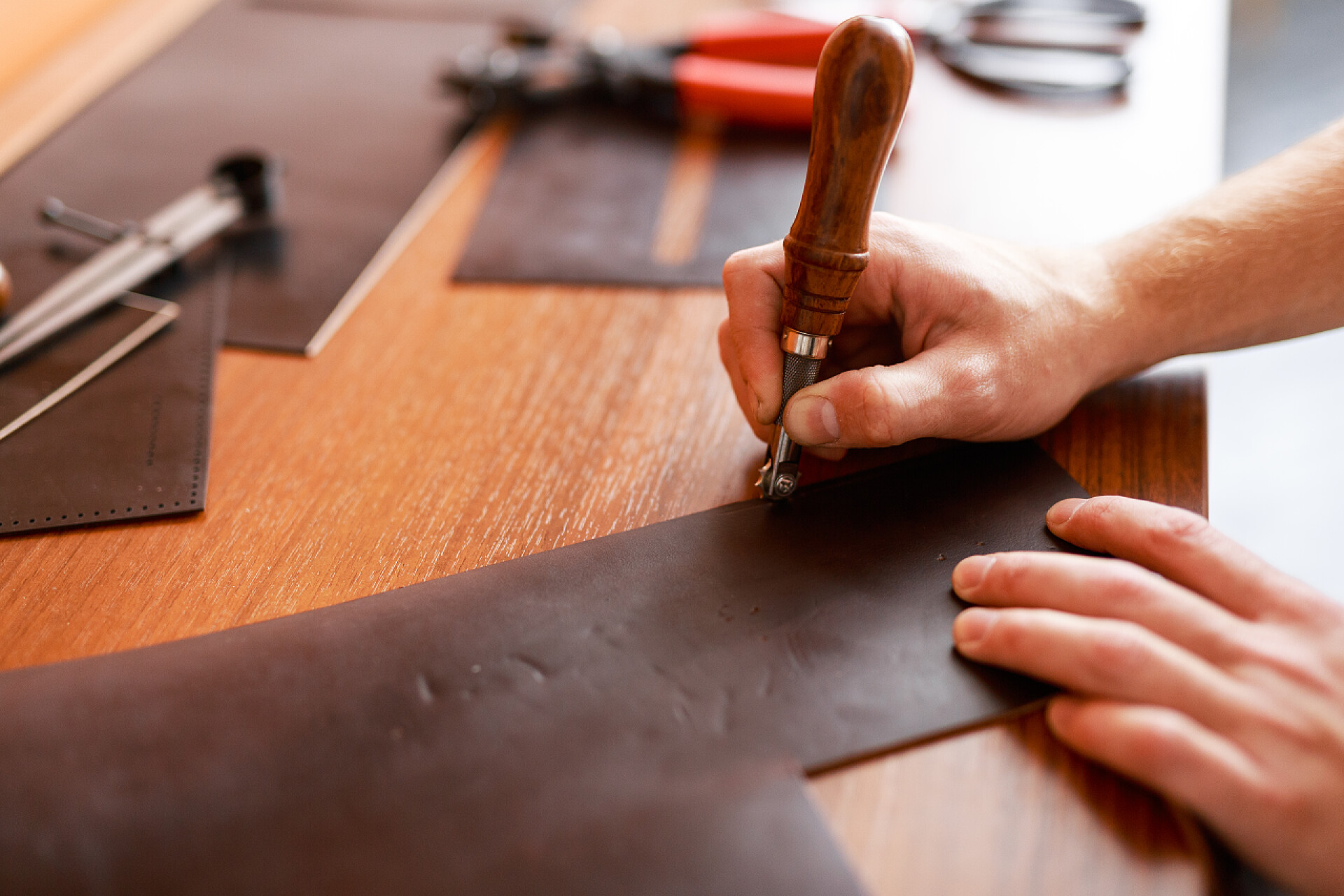 在车间加工的皮匠tanner 加工件的皮革