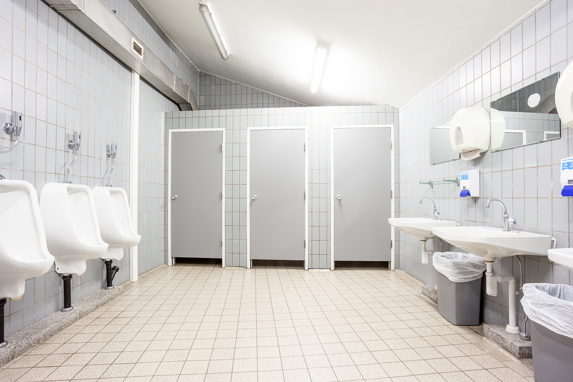 男性公共卫生间小便池和接收器