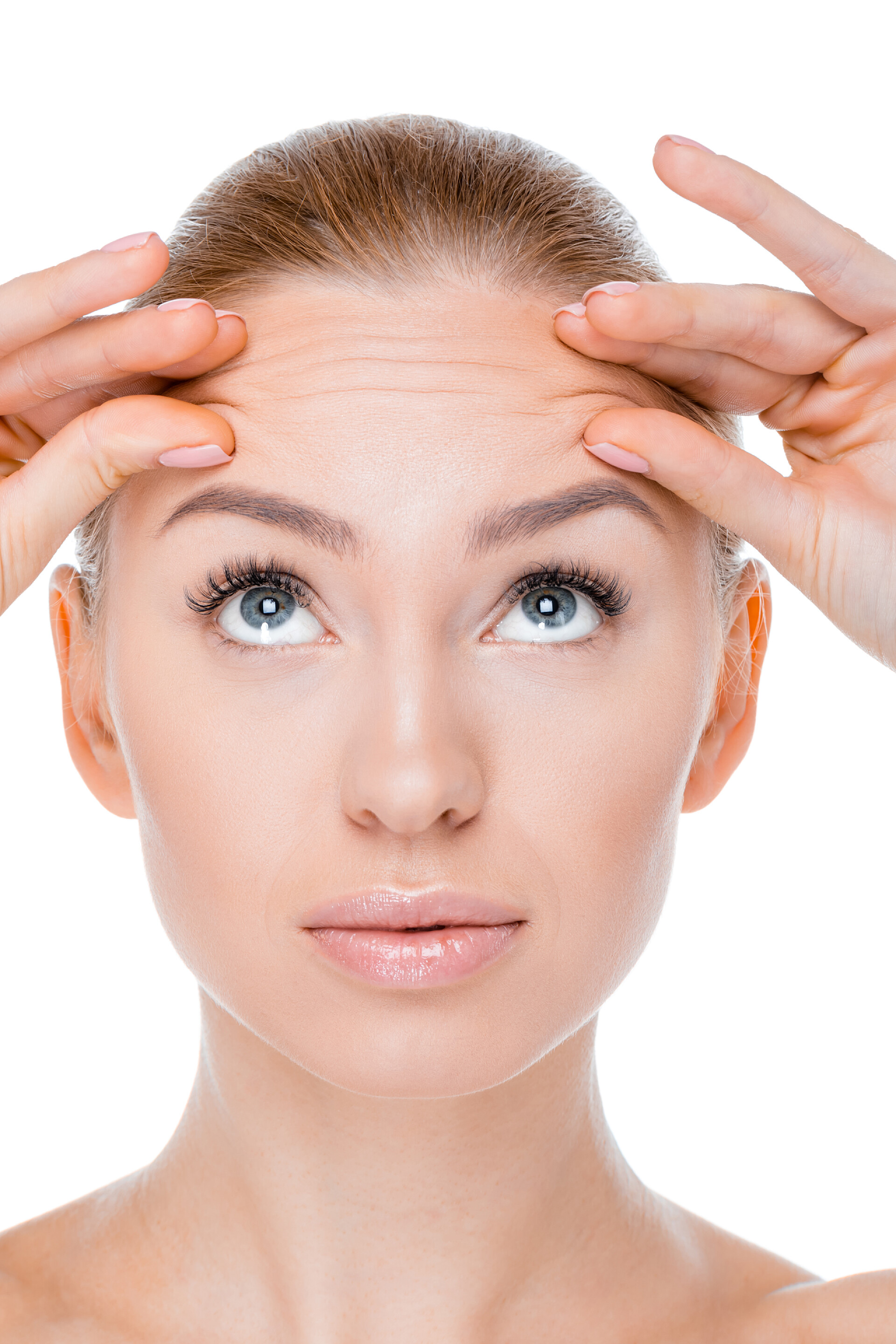 白色背景上女孩查看抬头纹华丽的年轻女子