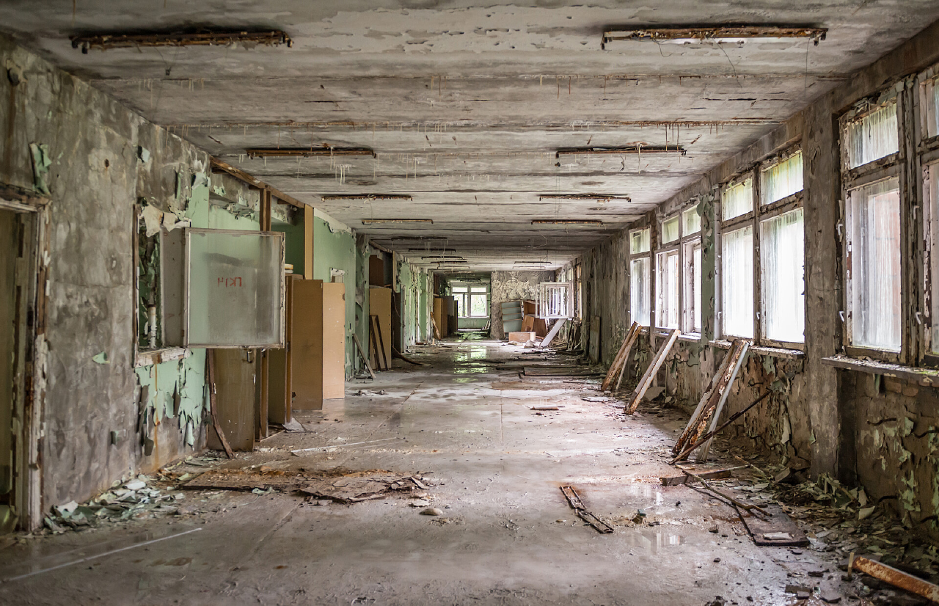 普里皮亚废弃学校走廊阴郁的学校走廊与碎片在普里皮特