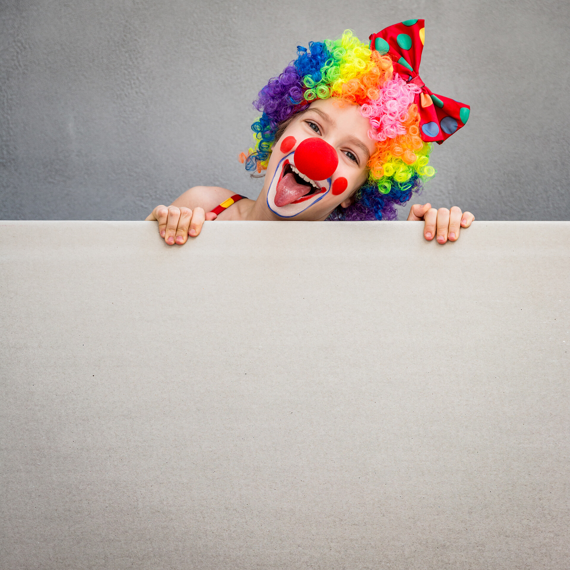 扮小丑滑稽的孩子有趣的孩子小丑玩室内