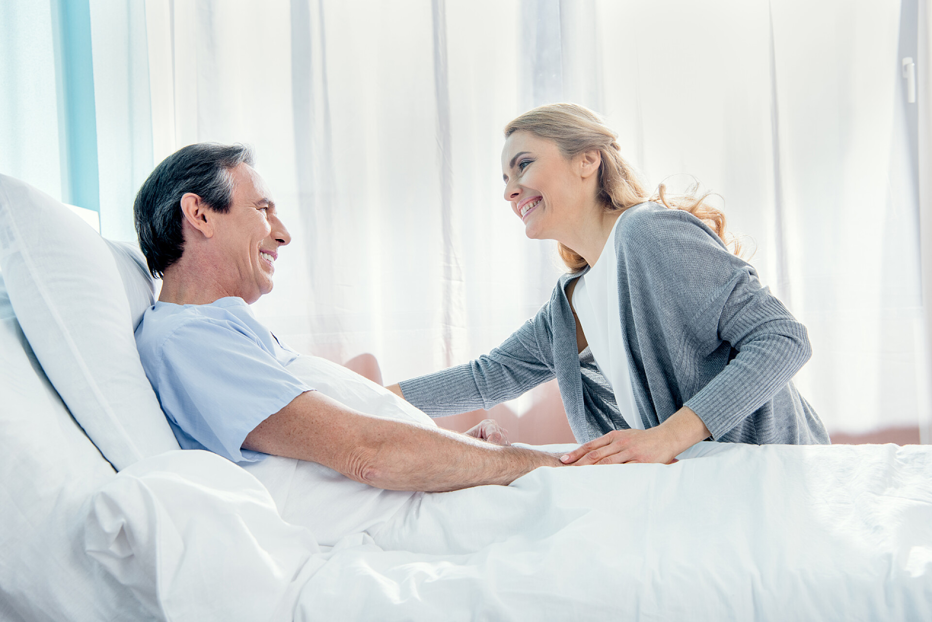 妻子照顾生病住院的丈夫前往她的丈夫的妻子