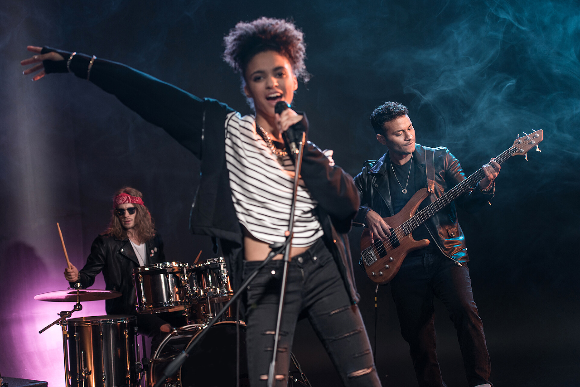 摇滚乐队在舞台上表演摇滚音乐舞台上的摇滚乐队