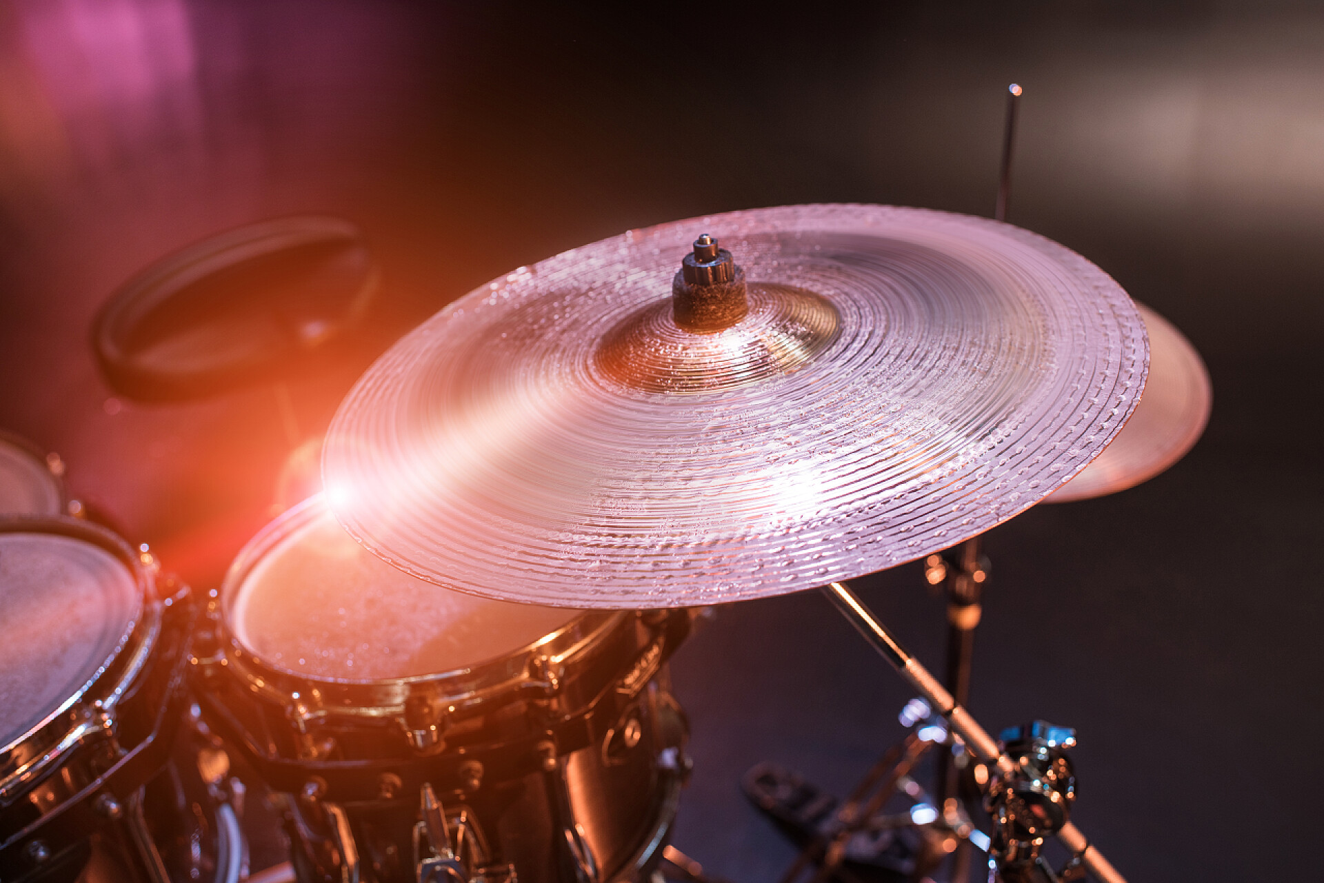 舞台上设置的架子鼓特写设置在舞台上的鼓