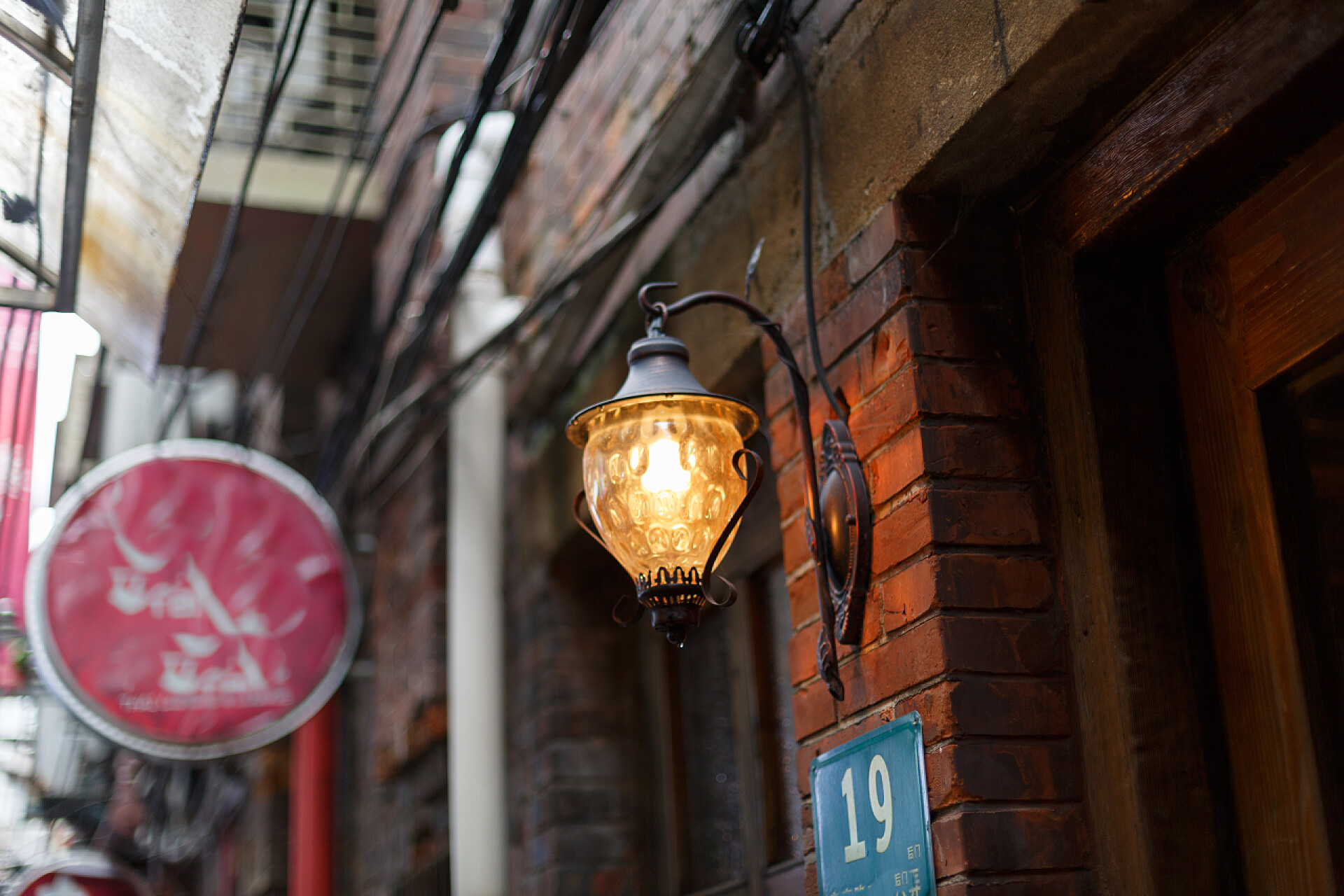 上海古风的小巷挂着灯笼