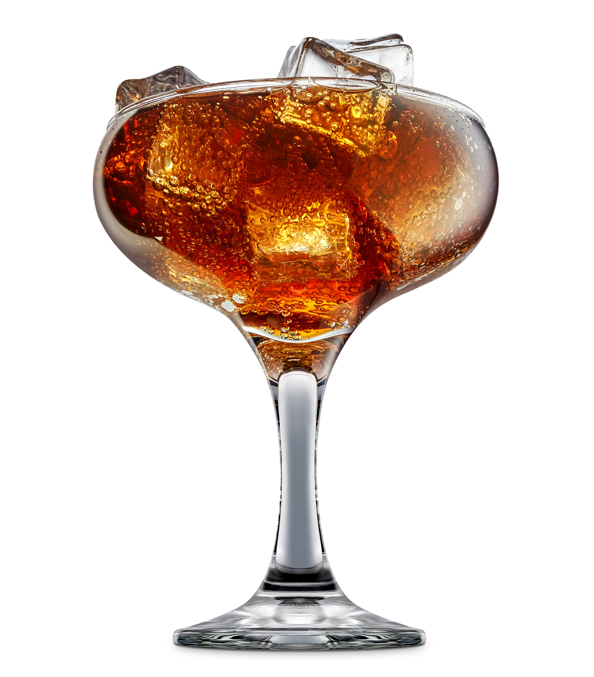 白色背景上的一杯冰可乐酒精鸡尾酒在白色背景上孤立