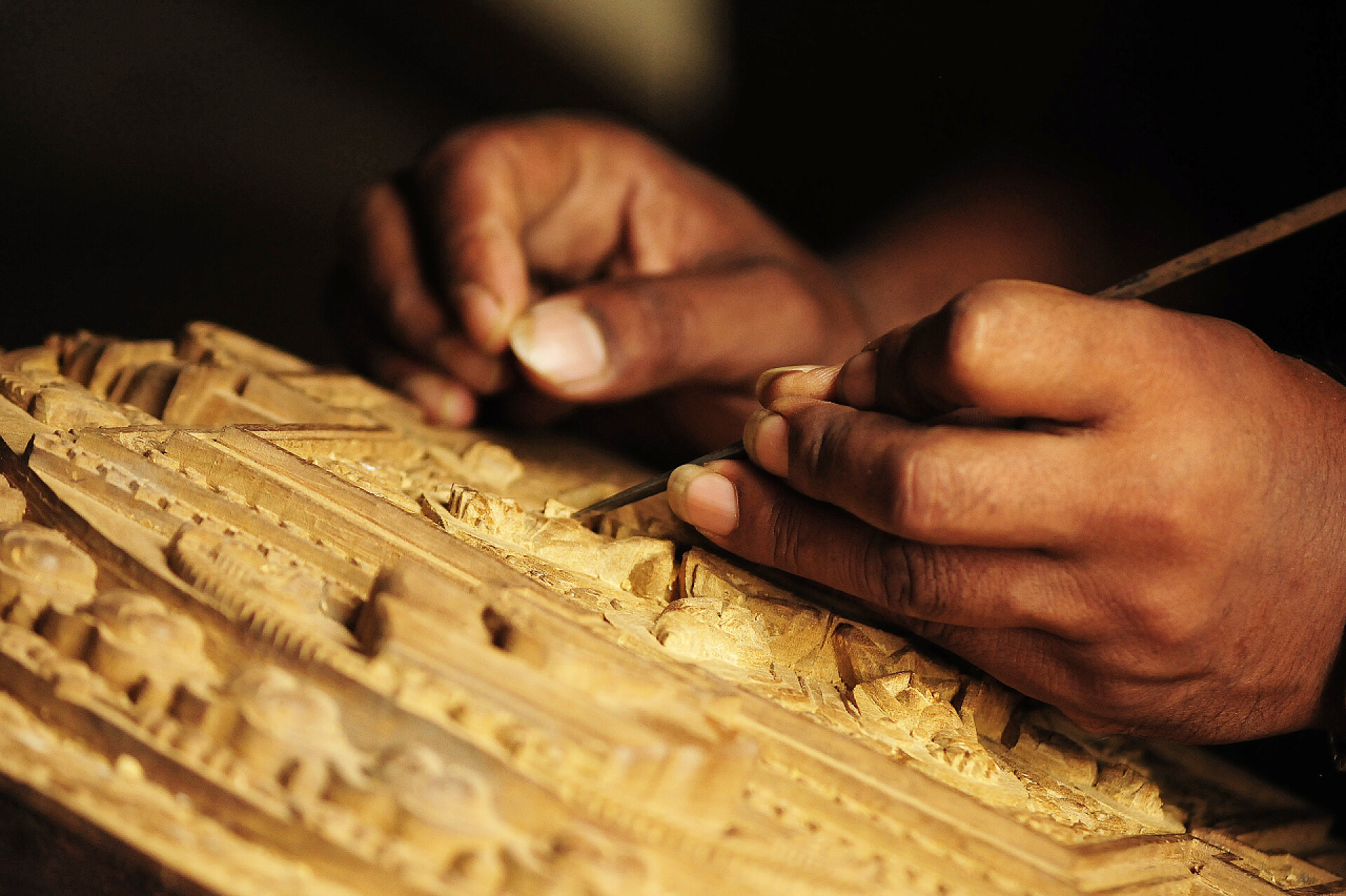 工匠雕刻木材工匠工作木材