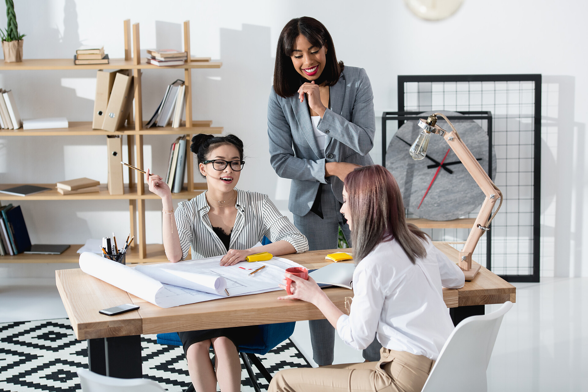 女性上班族在办公室工作女企业家工作与蓝图 