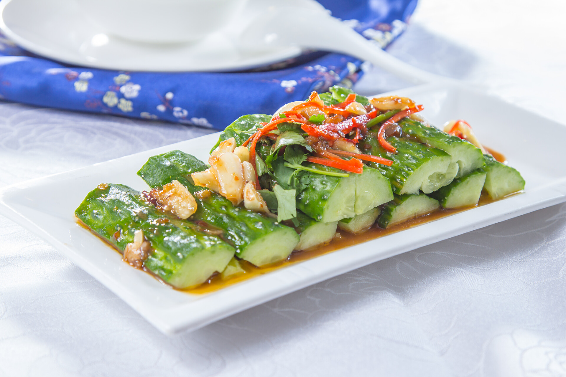 一份凉拌黄瓜菜芽用肉照明