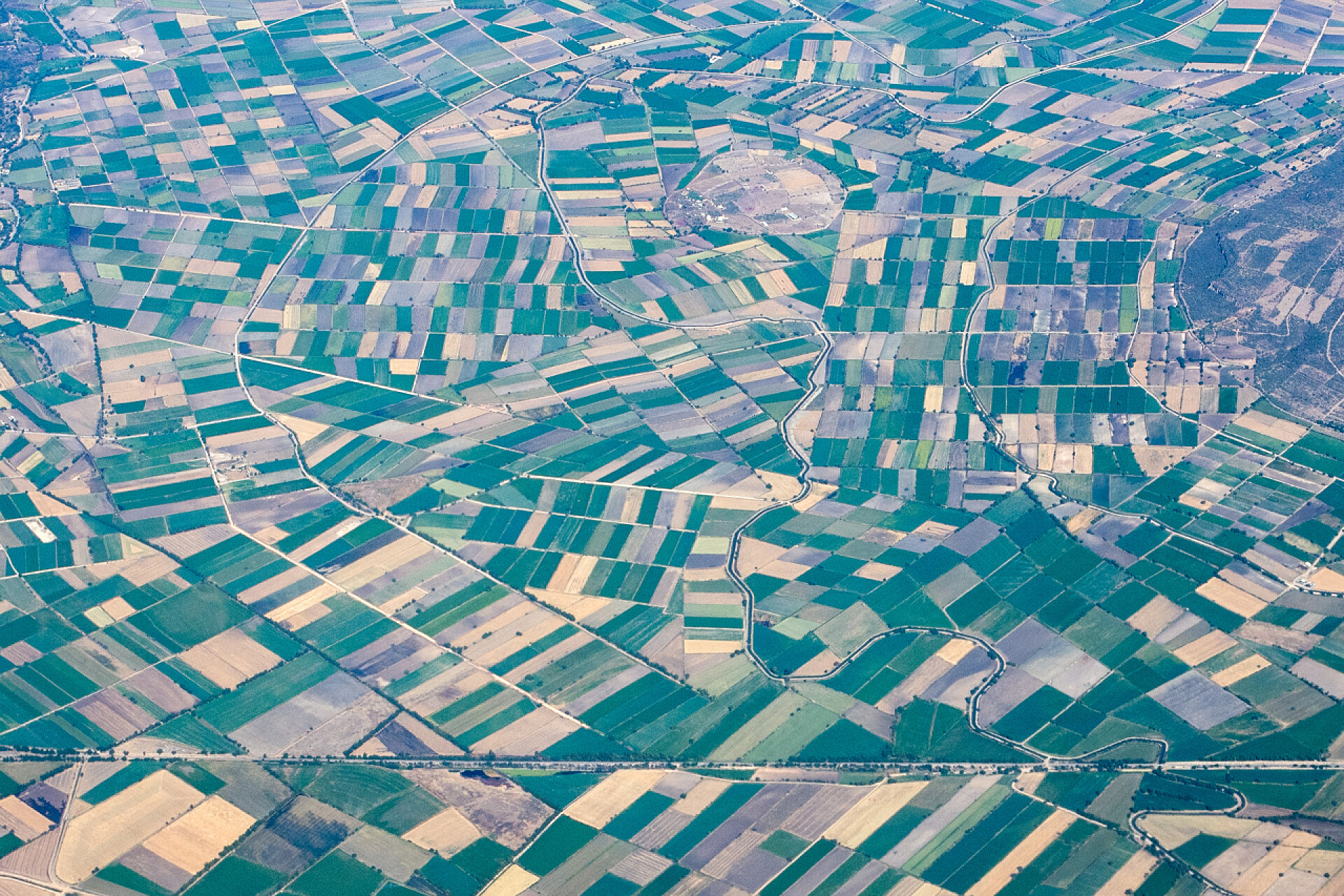 飞机拍摄的墨西哥城市养殖的领域鸟瞰景观