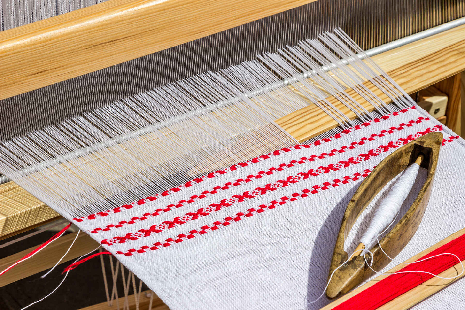 织布机上的纺织布料织布、 织亚麻布