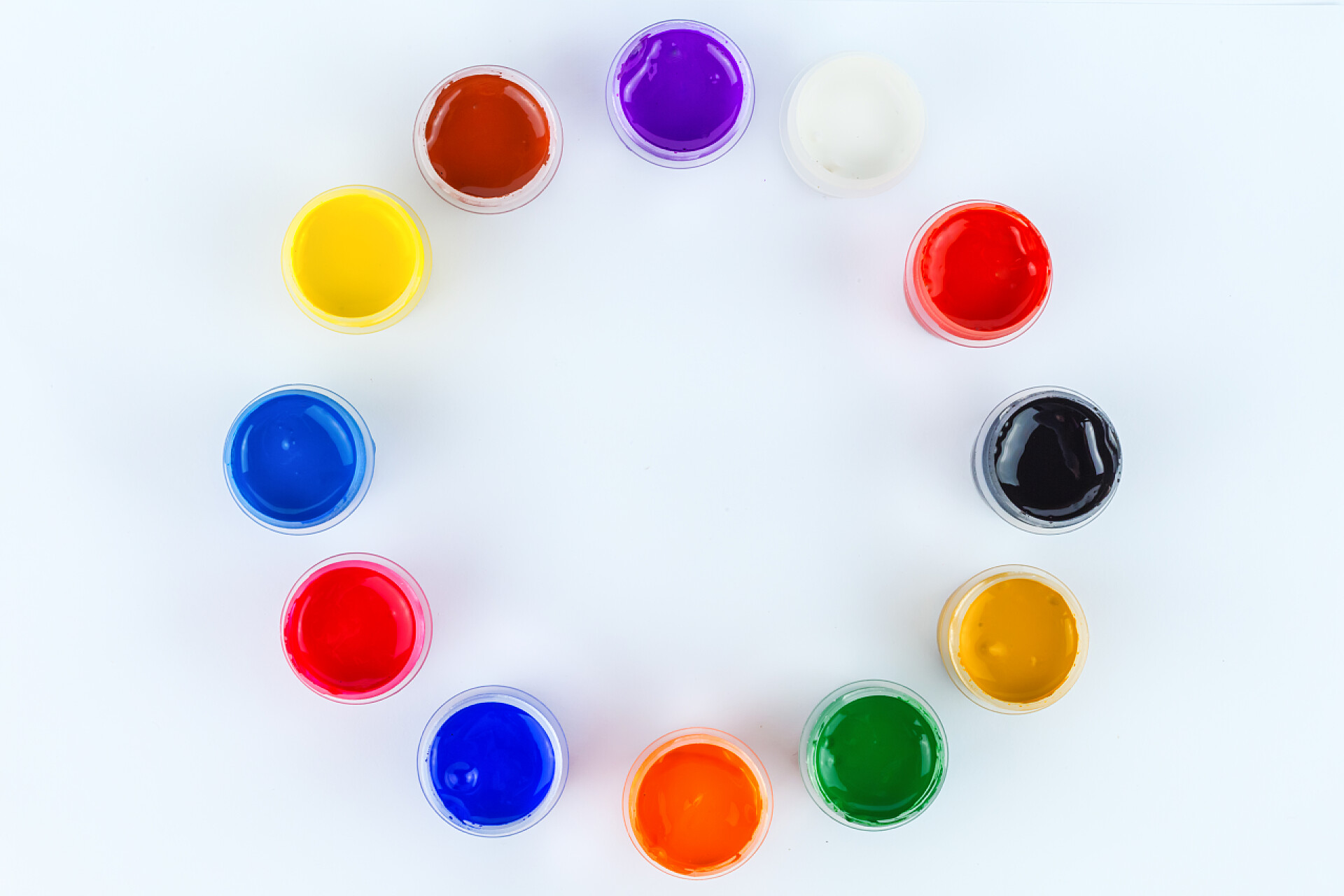 白色背景上的彩色颜料油漆和颜色的画笔，艺术材料