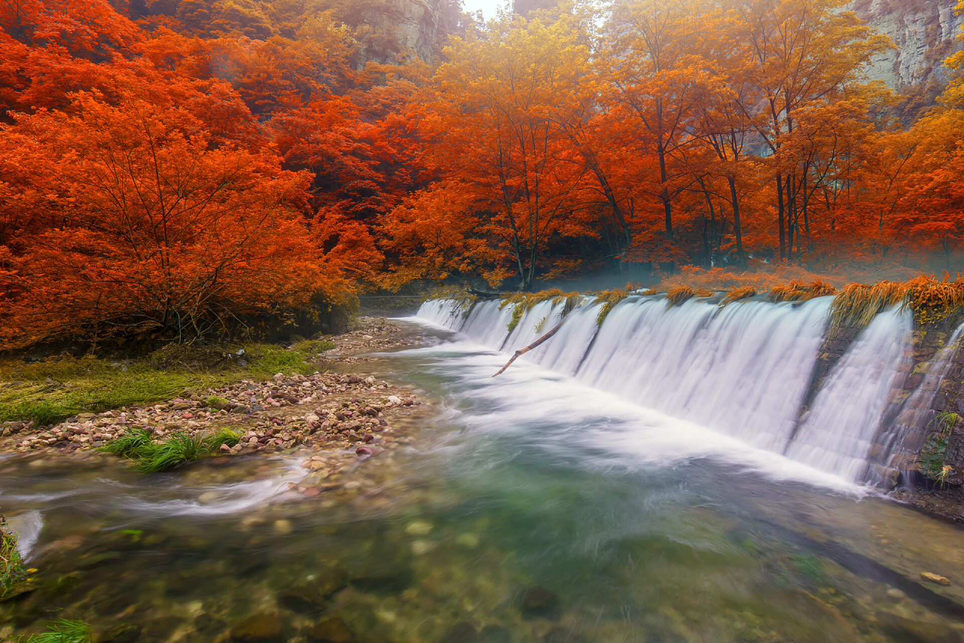 湖南省张家界国家森林公园的瀑布在张家界国家森林 P 金鞭溪流瀑布