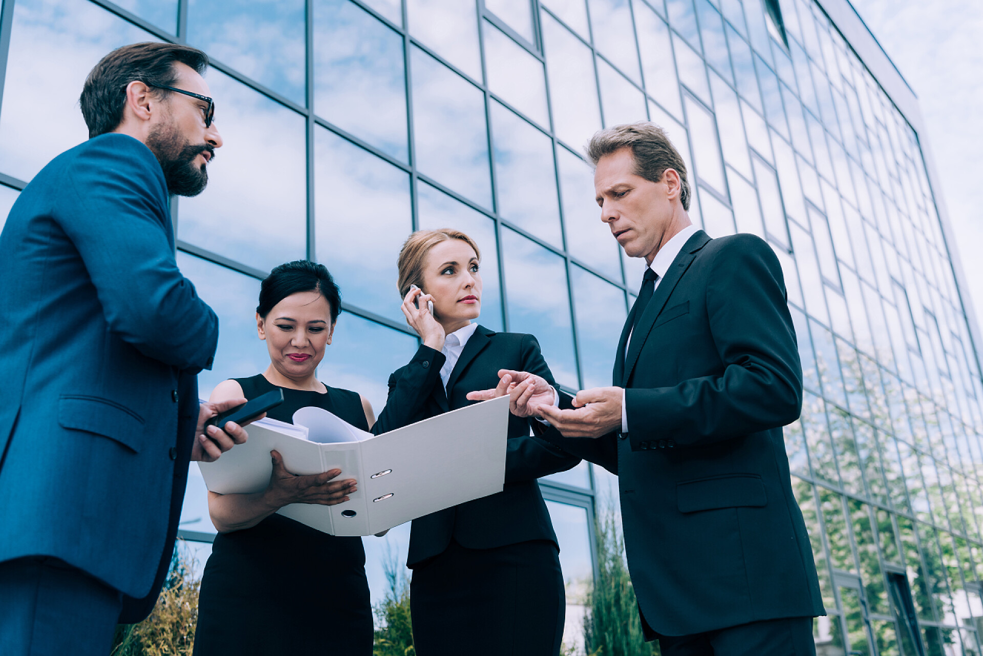 上班族在写字楼下讨论合同多民族商人讨论文件 