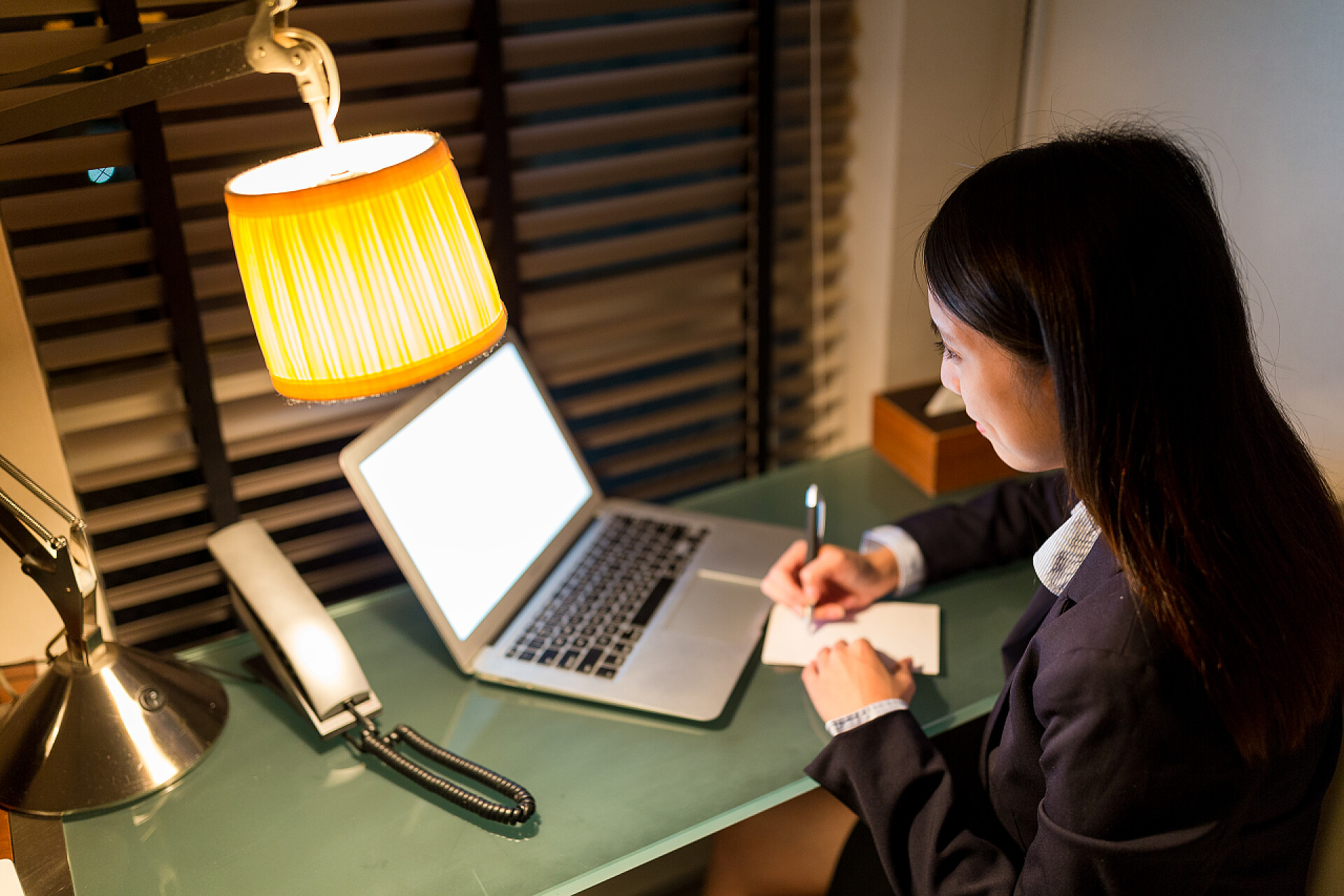 使用笔记本电脑工作的女白领在笔记本计算机上工作的女商人