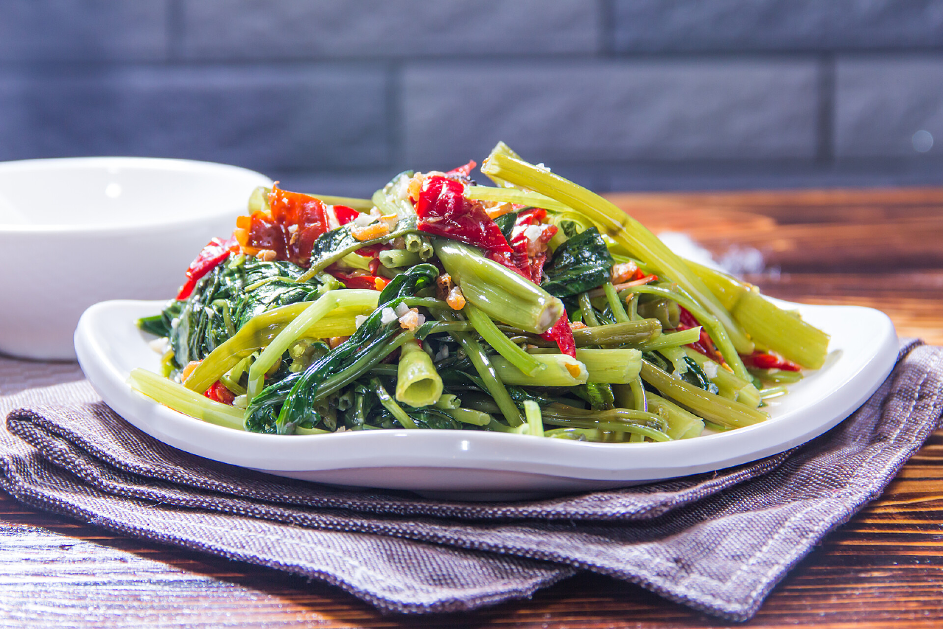 一份素炒空心菜菜芽用肉照明