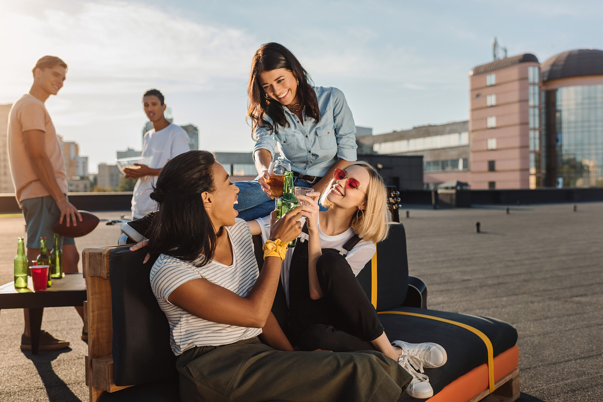 年轻人在屋顶上聚会朋友聚会在屋顶上