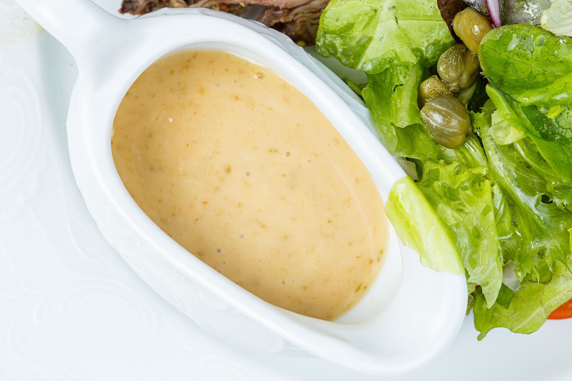 白色背景上的蔬菜沙拉奶油汁沙拉和奶油汁