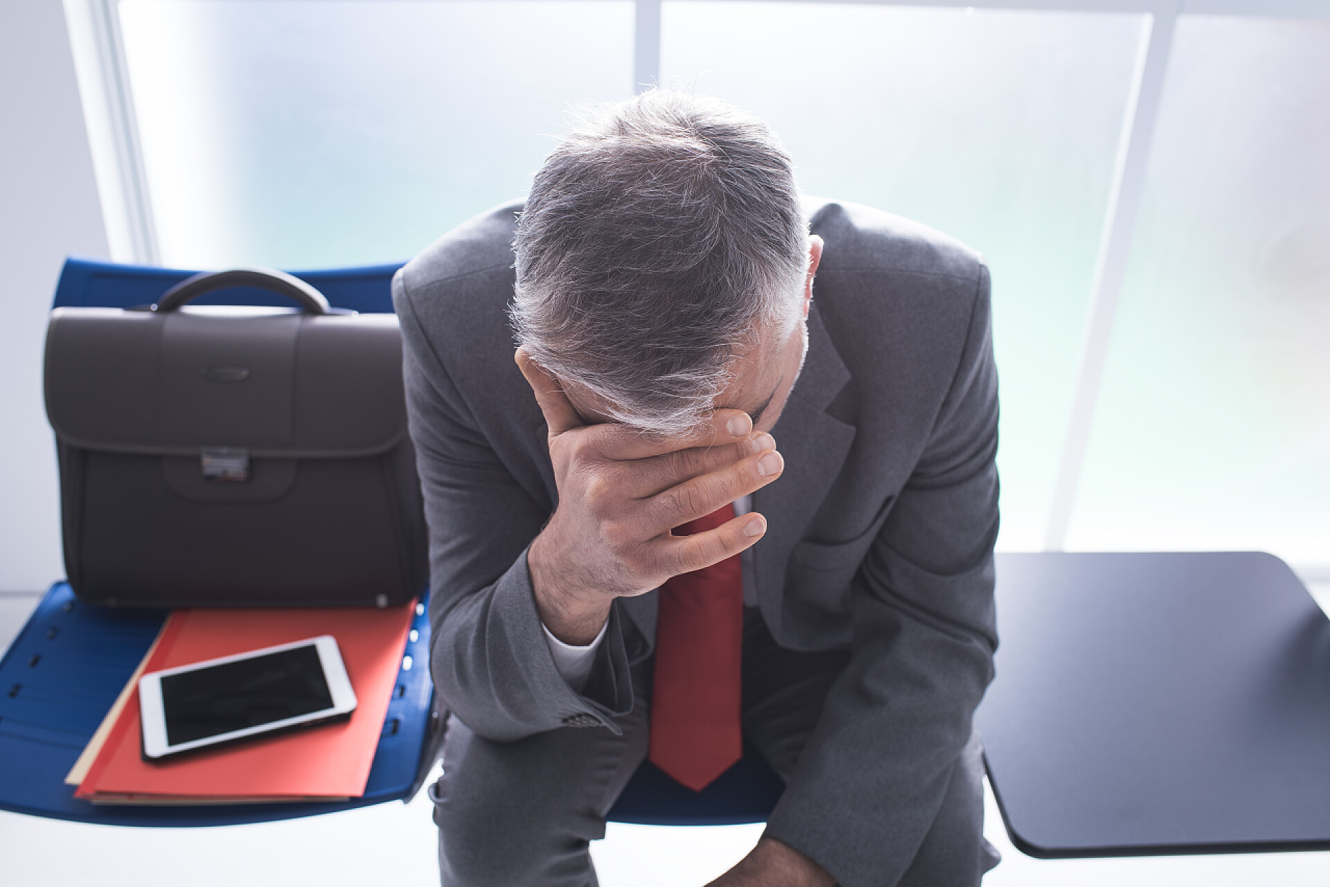 郁闷的商人坐在等候室里失业与商业失败概念