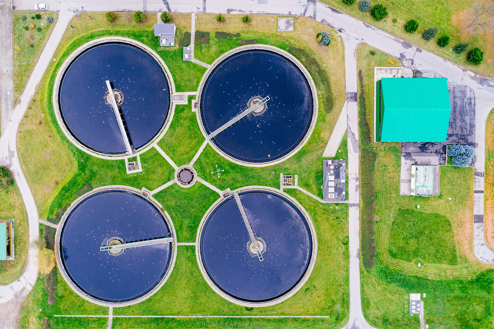俯拍污水处理厂鸟瞰图现代污水处理装置