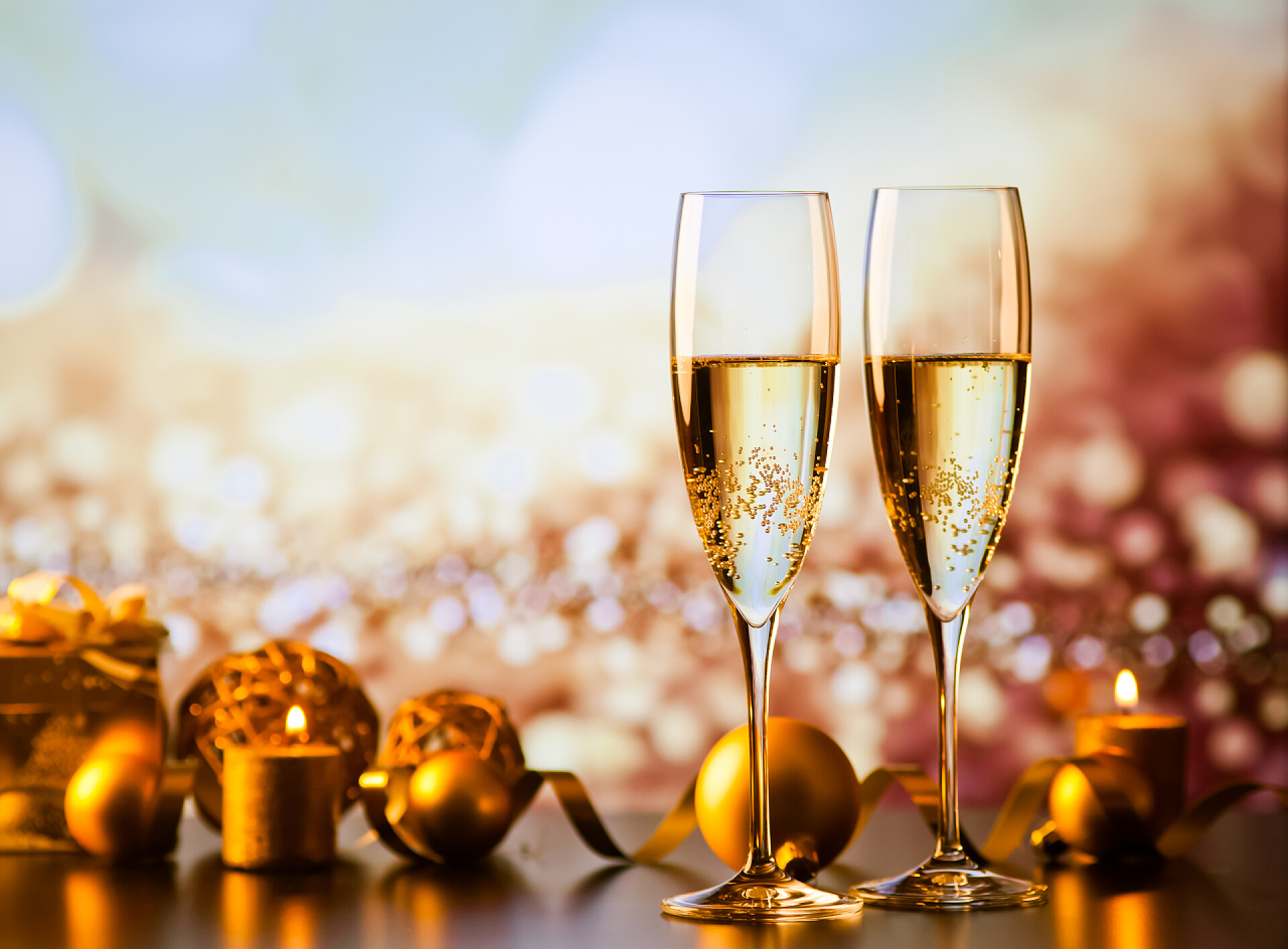 桌子上的彩灯和两杯香槟酒