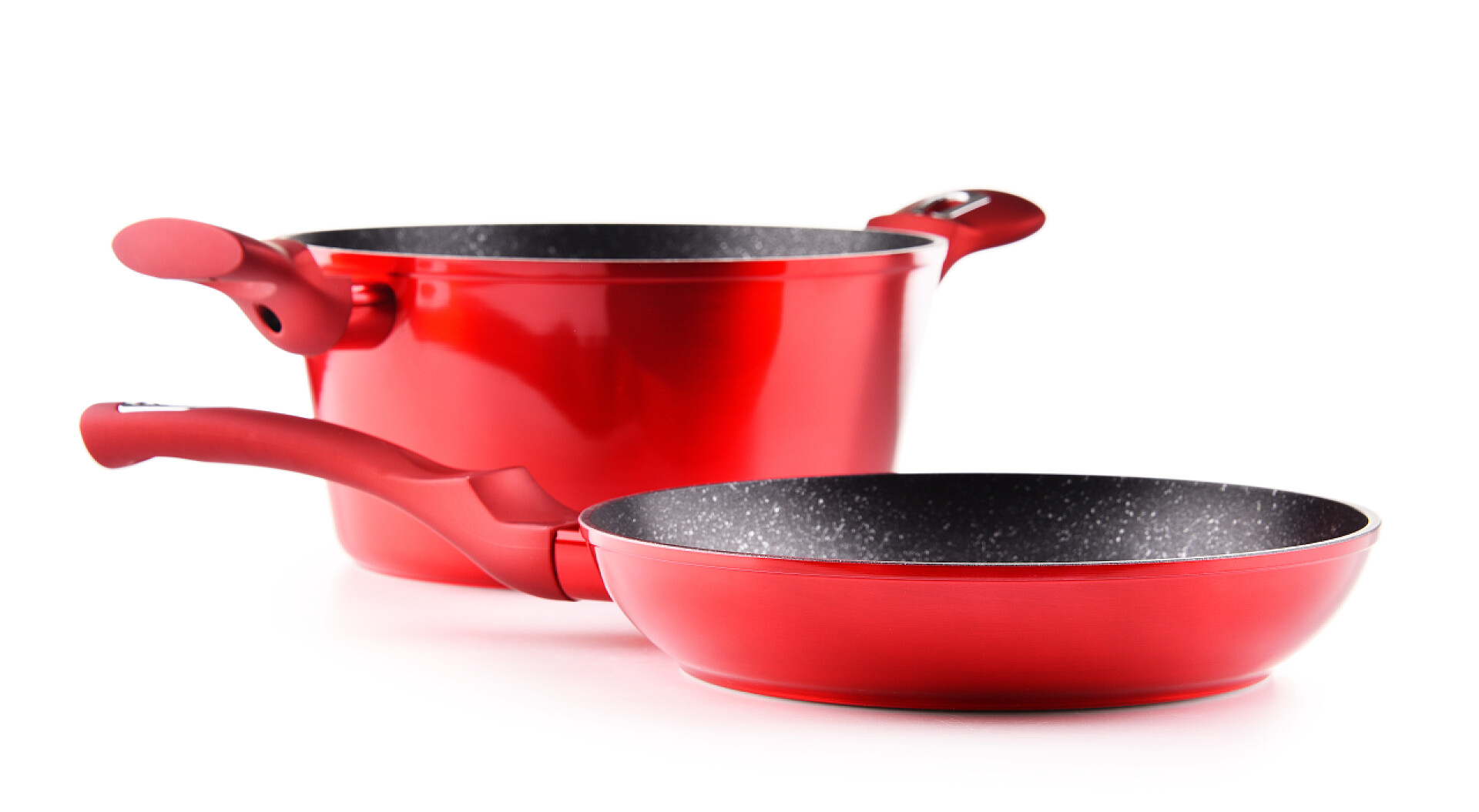 白色背景上的两口红色的锅平底锅和钢罐被隔绝在白色