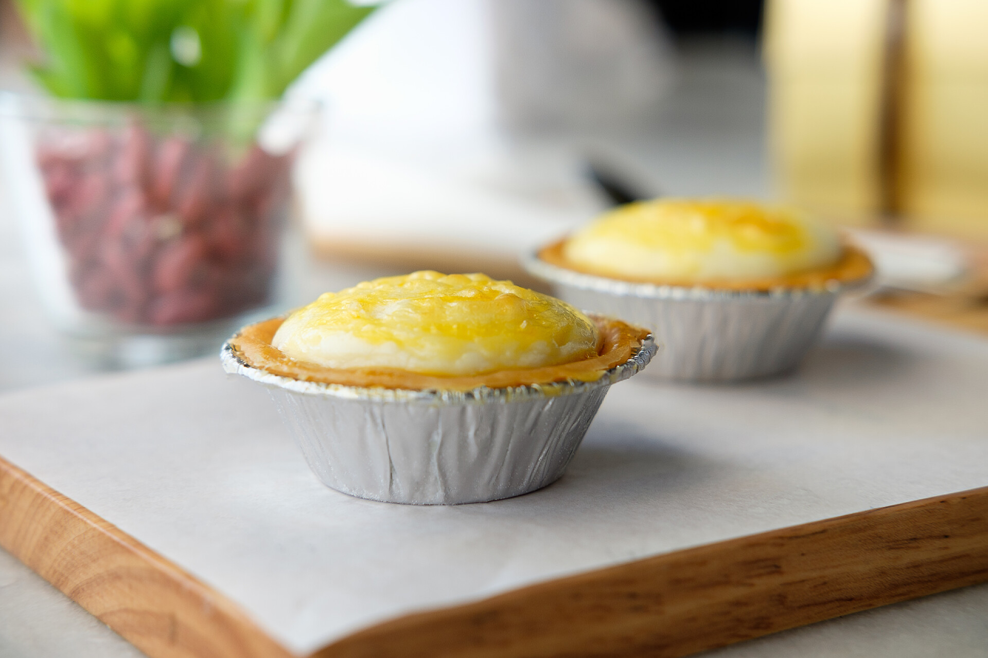 桌子上摆着两个新鲜的蛋挞eggtart