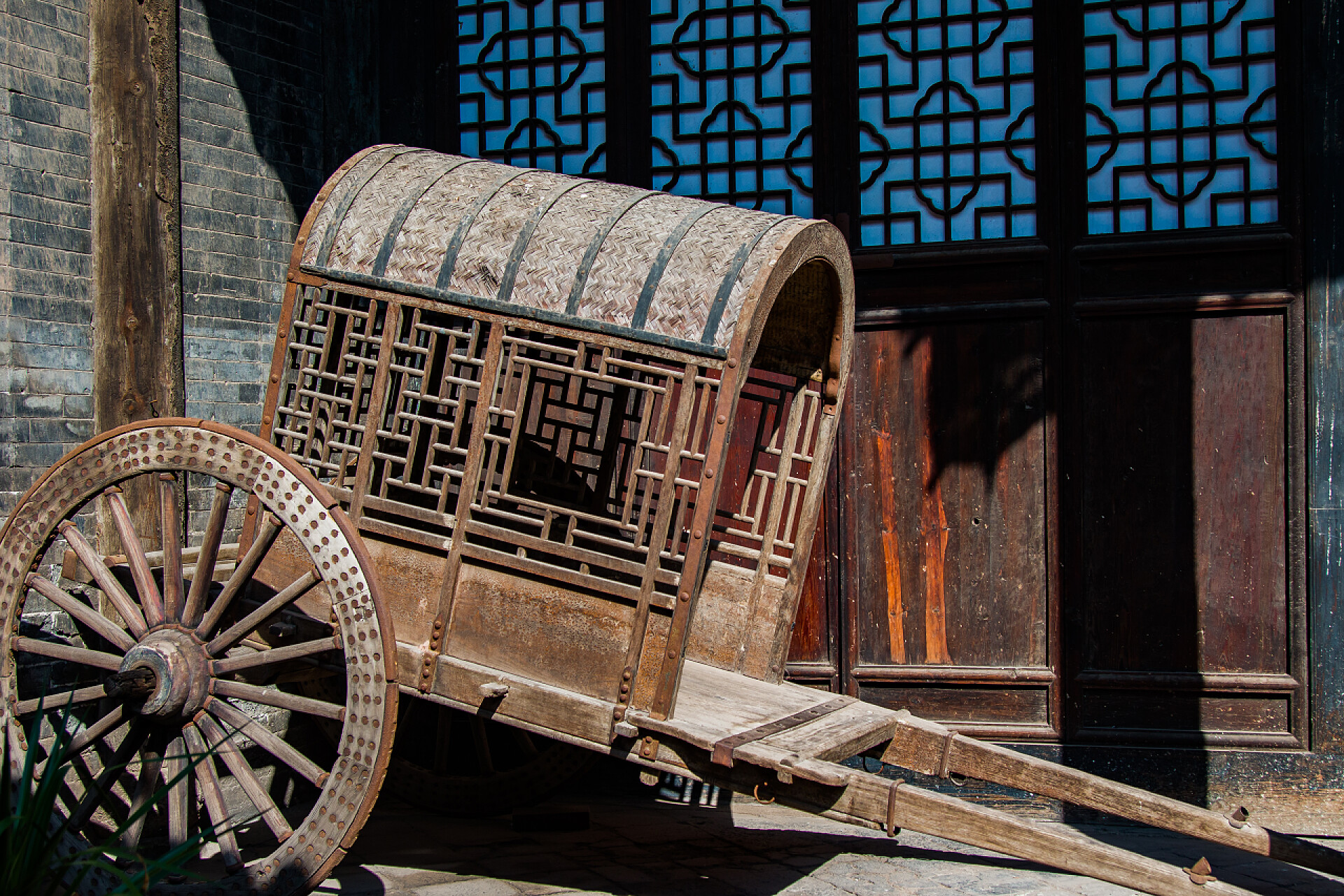 一个古老的马车停靠在旧屋子前面古盖拉车