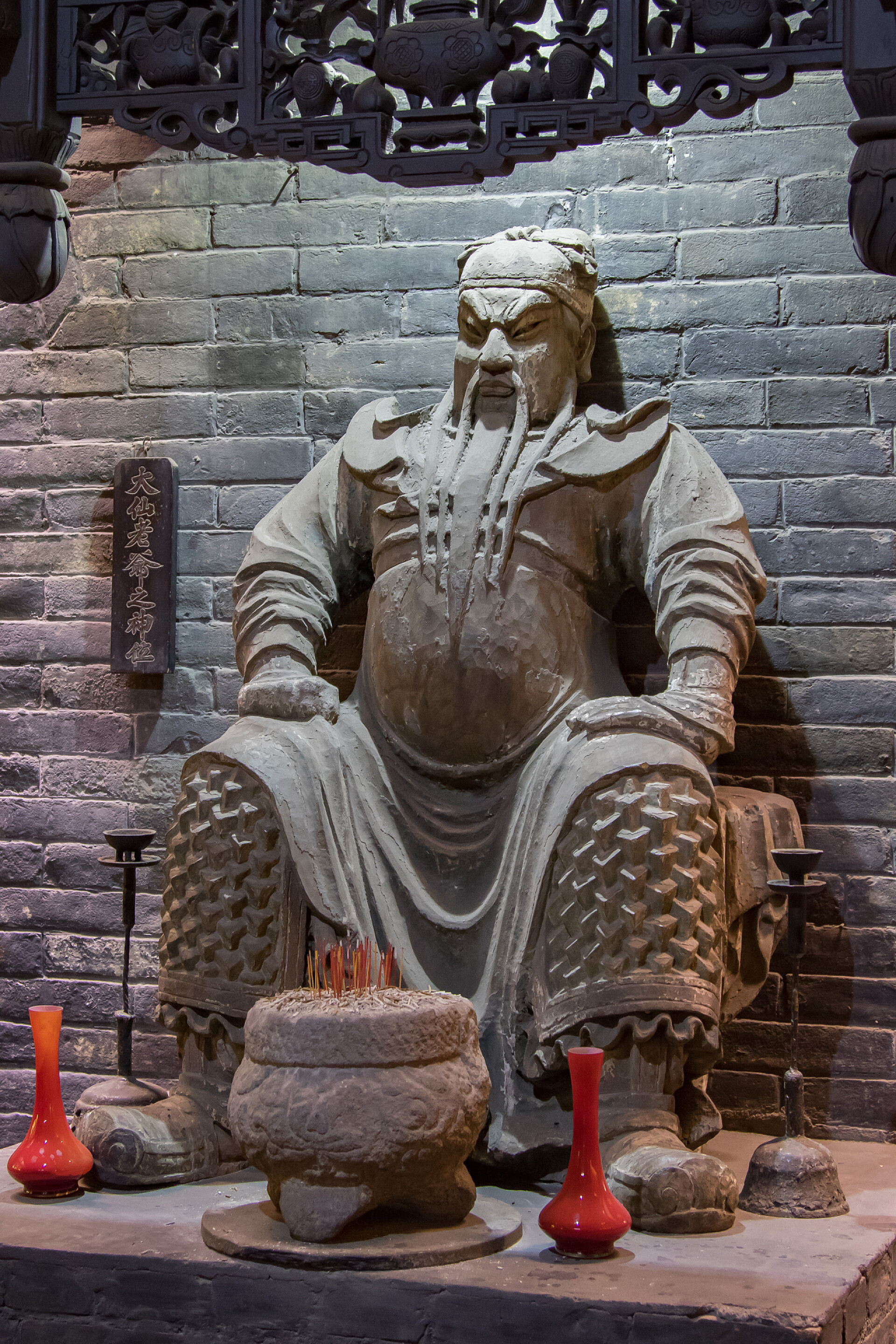 桌子上供着一尊关羽雕像一般关羽在祭坛上的粘土雕像