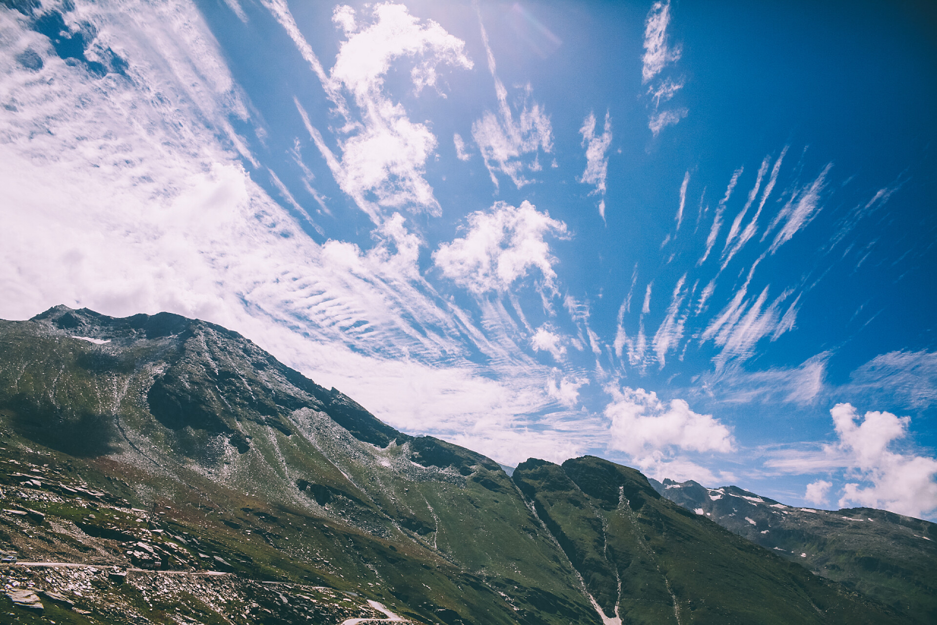 蓝天白云下美丽的喜马拉雅山脉印度喜马拉雅山风景秀丽, 唐山口  