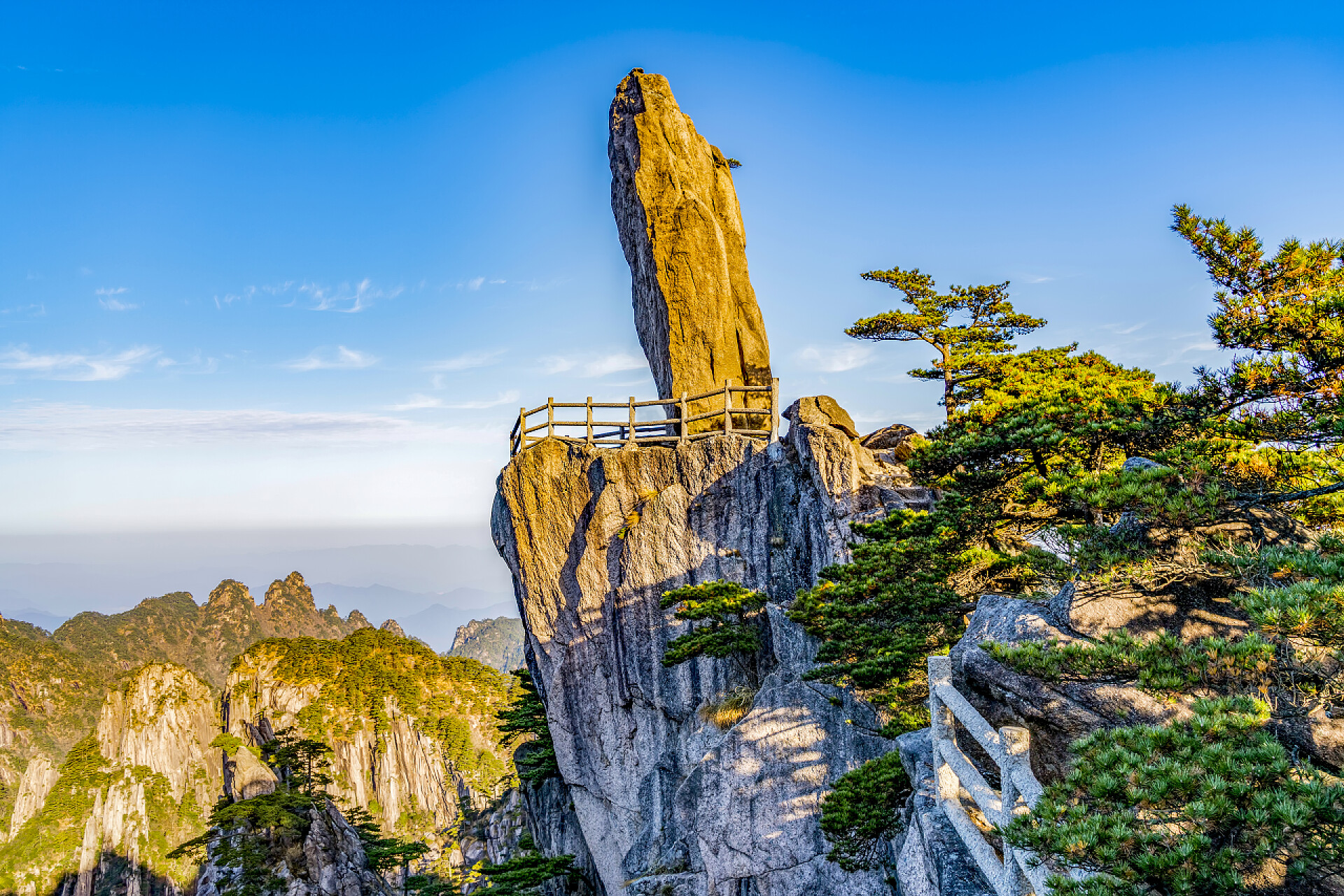 蓝天白云美丽的中国黄山自然风光中国黄山美丽的山川