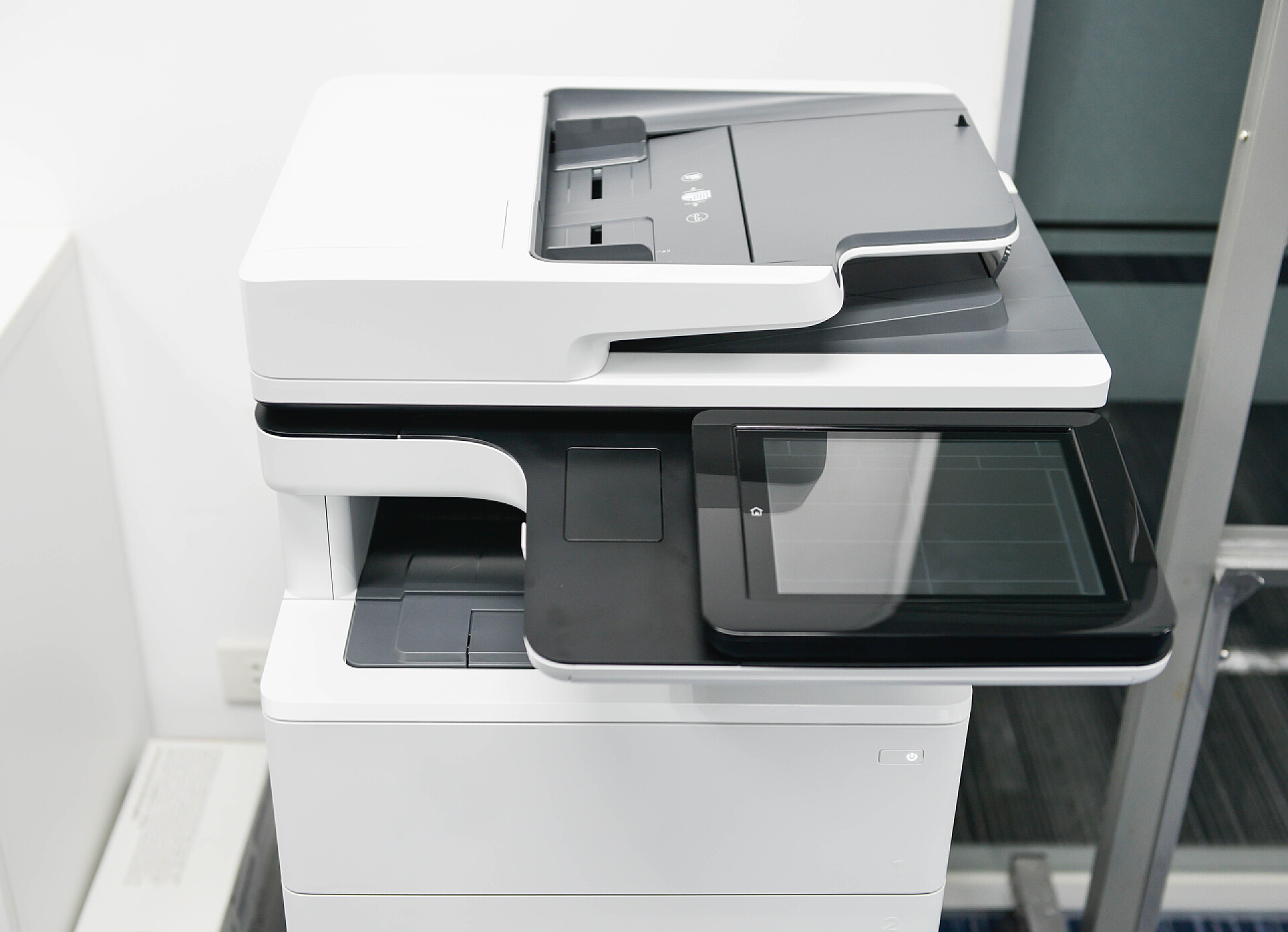 办公室的现代多功能激光打印机现代多功能激光打印机