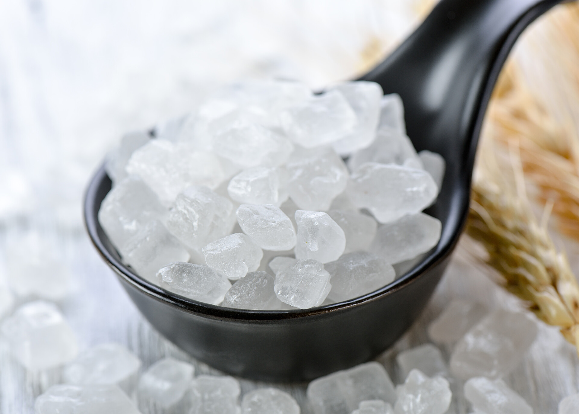 桌子上的一勺冰糖白冰糖