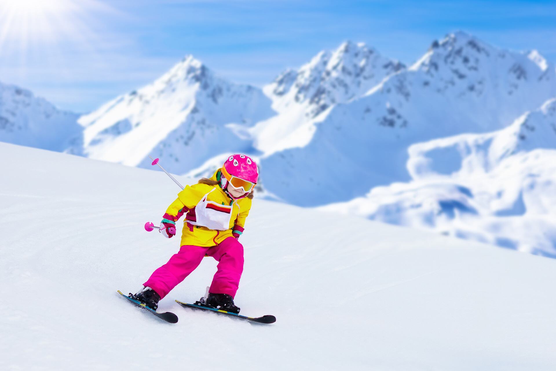 小孩子们在山上滑雪滑雪和雪的乐趣。孩子们滑雪儿童冬季运动.