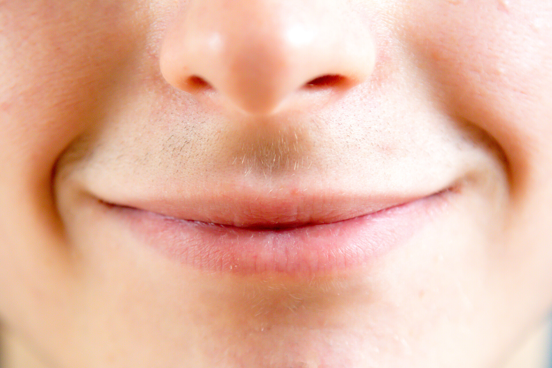 男孩的嘴部特写人脸部位的闭合