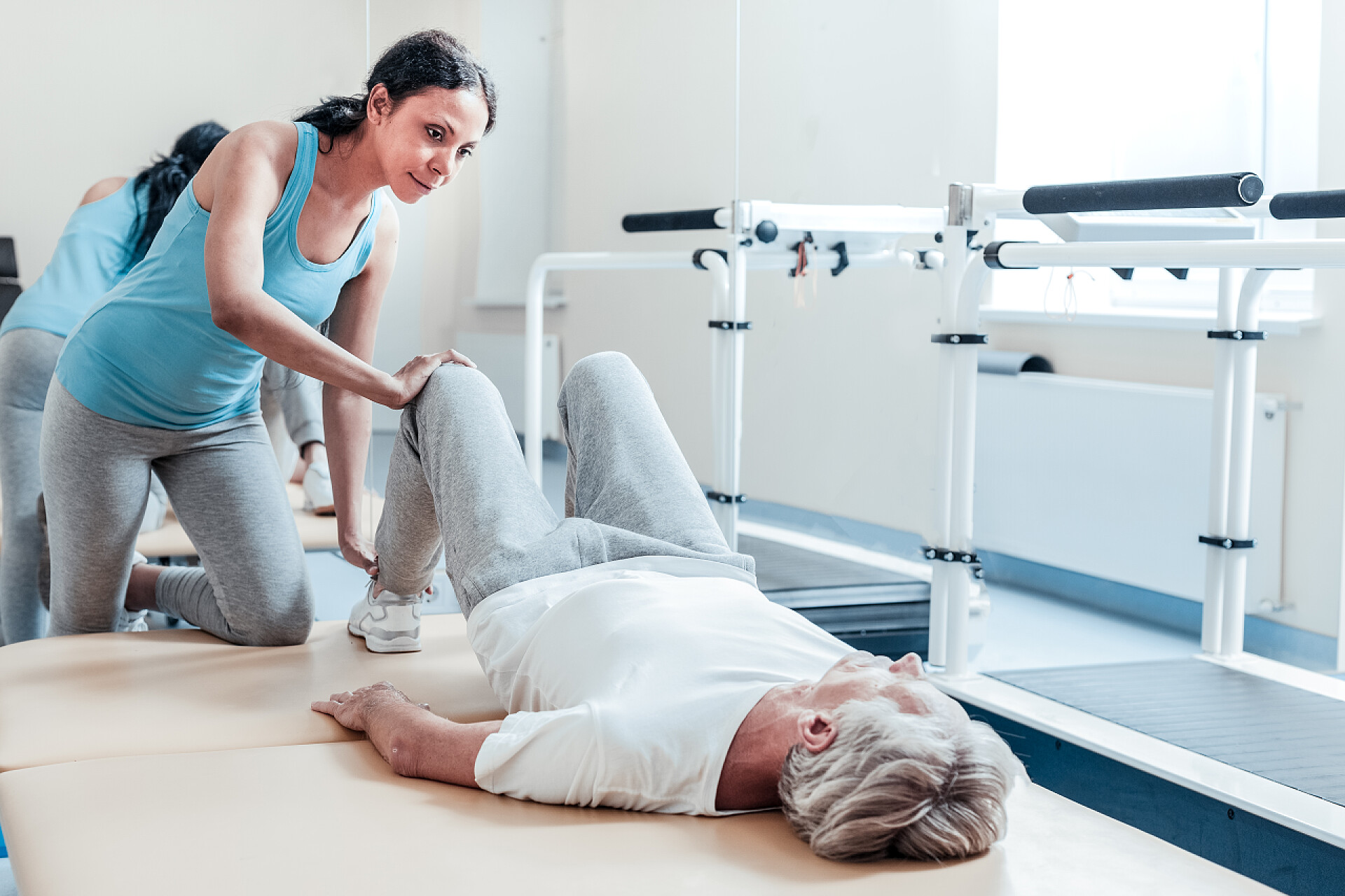 护士帮老人做修复快乐训练师培训老年残疾人腿 mucsles