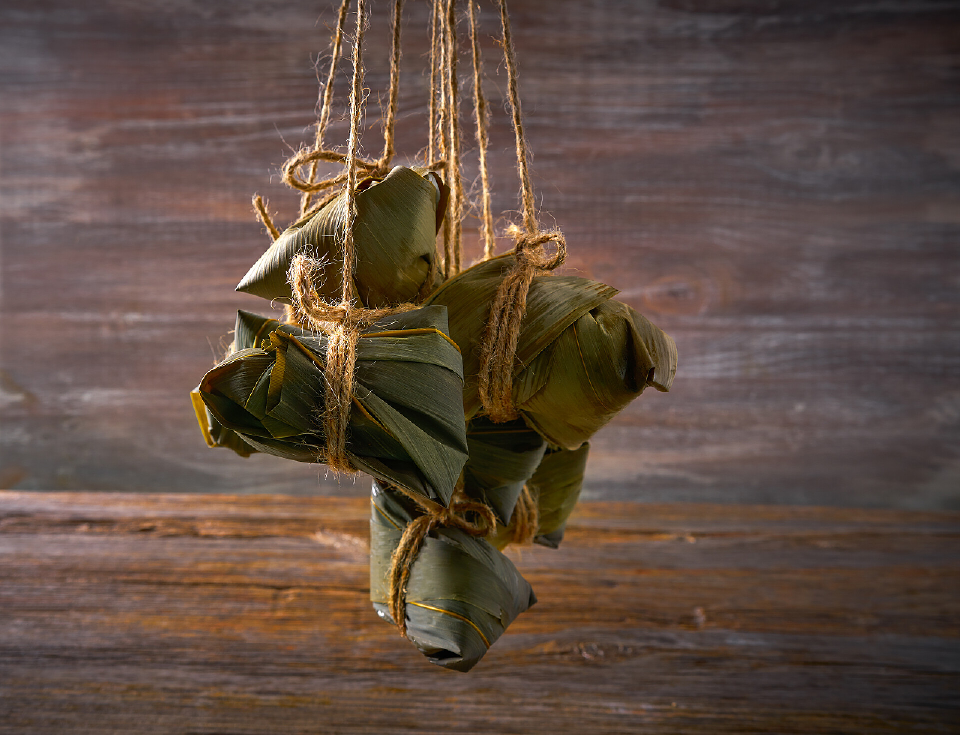 用绳子吊起来的粽子食物粽子糯米水饺食谱