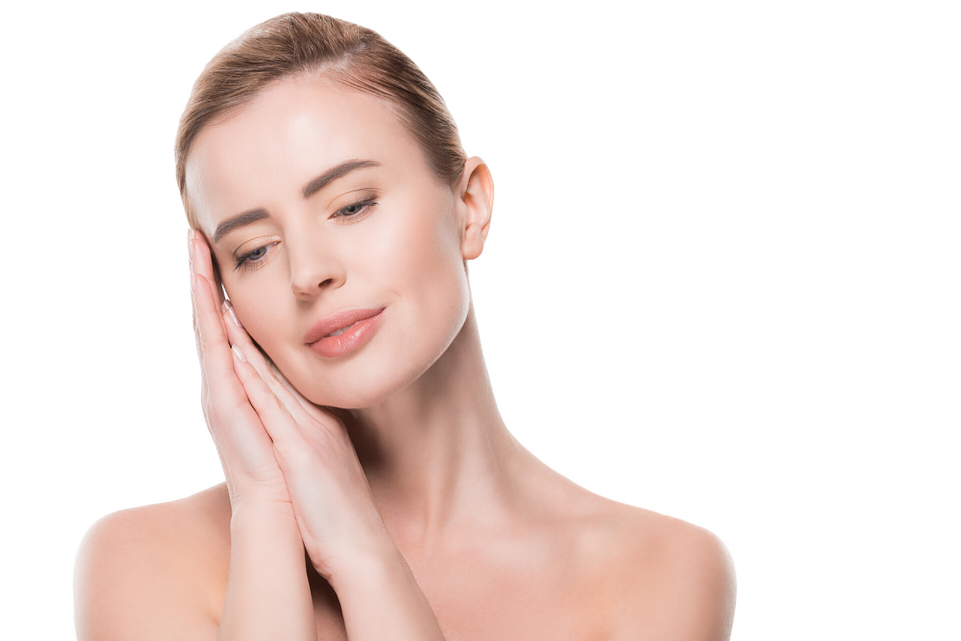 白色背景上的漂亮女人清洁新鲜皮肤的妇女触摸自己的脸上孤立的白色