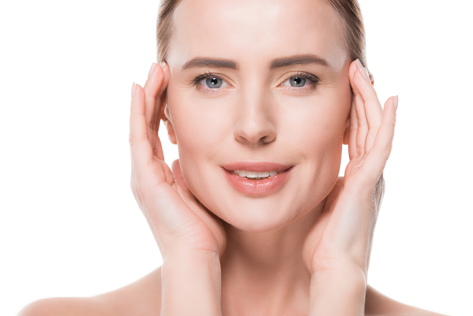 白色背景上的漂亮女性女性与新鲜干净的皮肤触摸自己的脸上孤立的白色