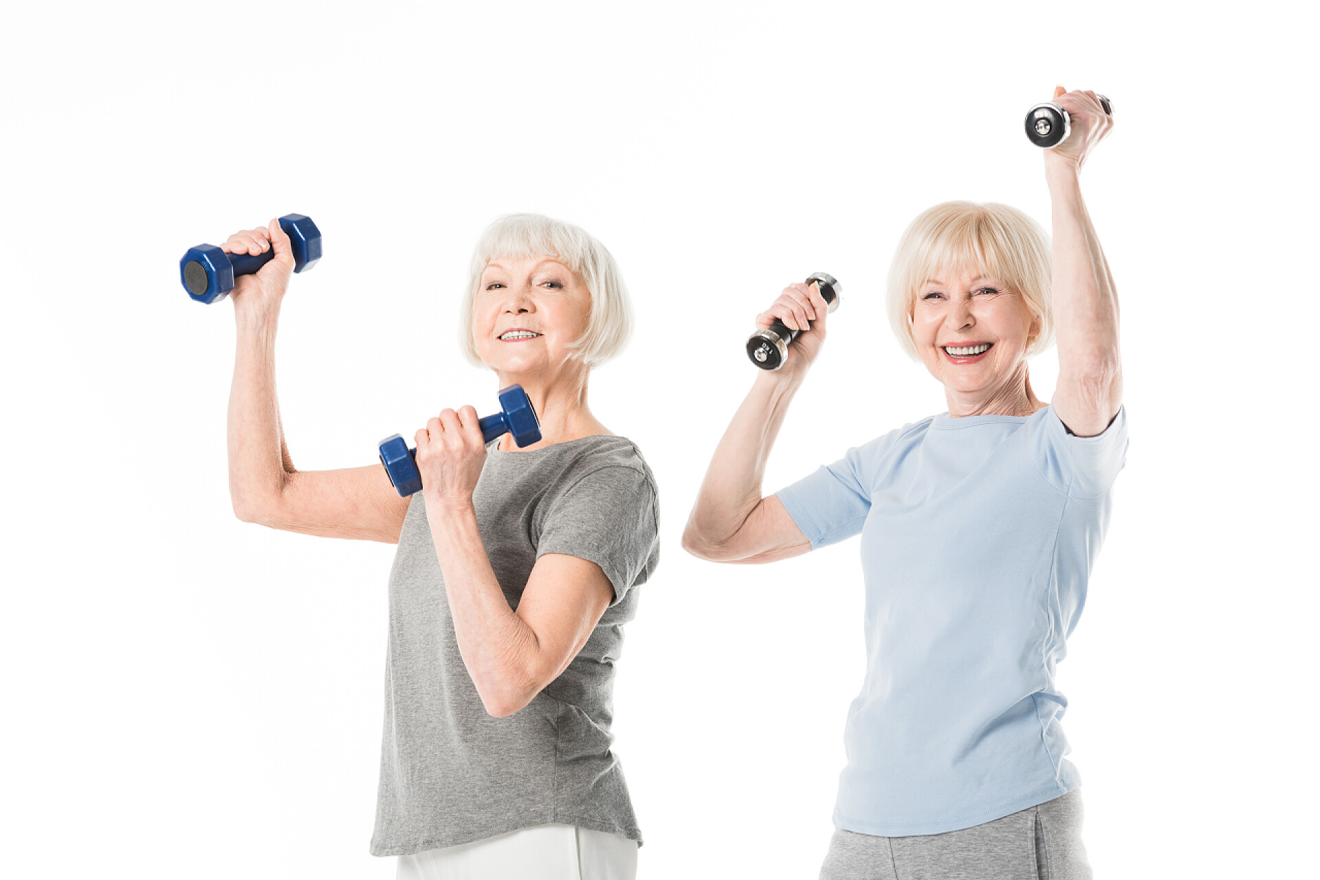 白色背景上手拿哑铃健身的老人高级女运动员