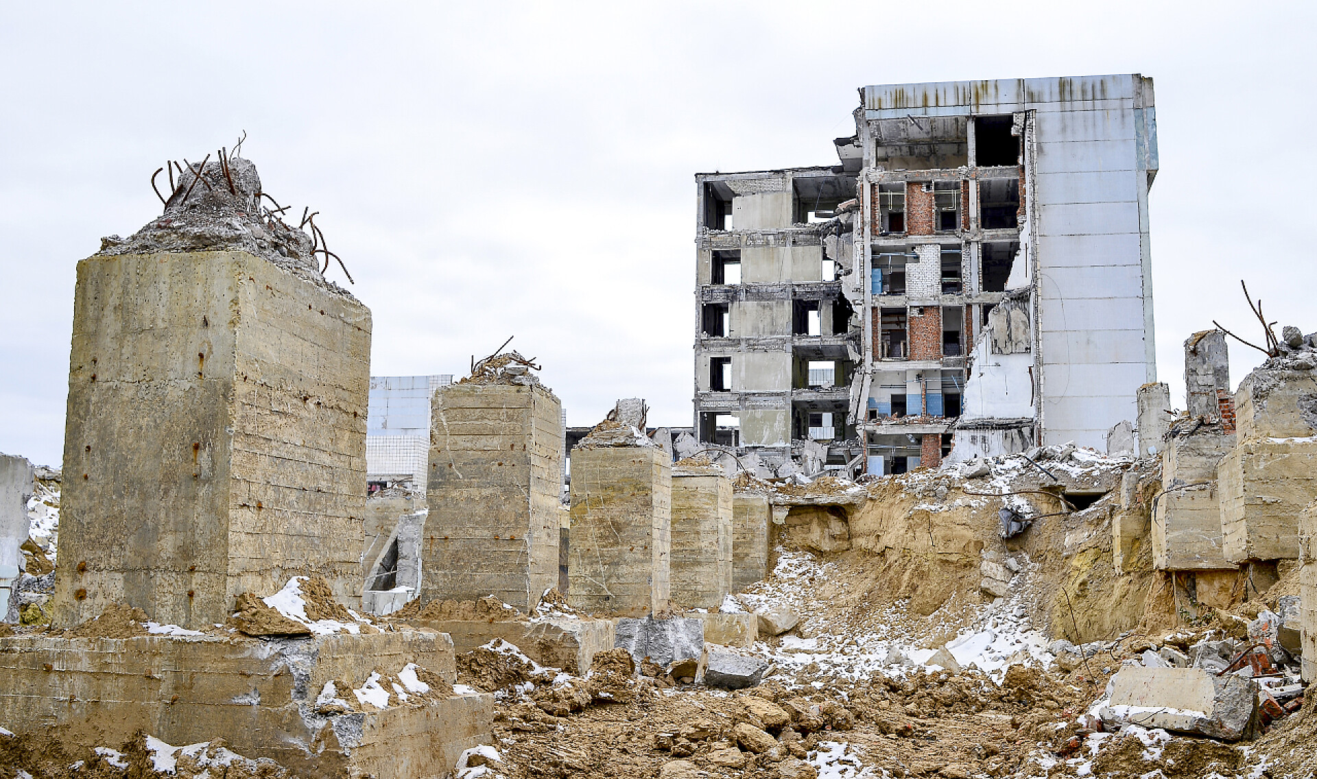 蓝天下拆卸的房子大工业企业的残余的撤除和撤除