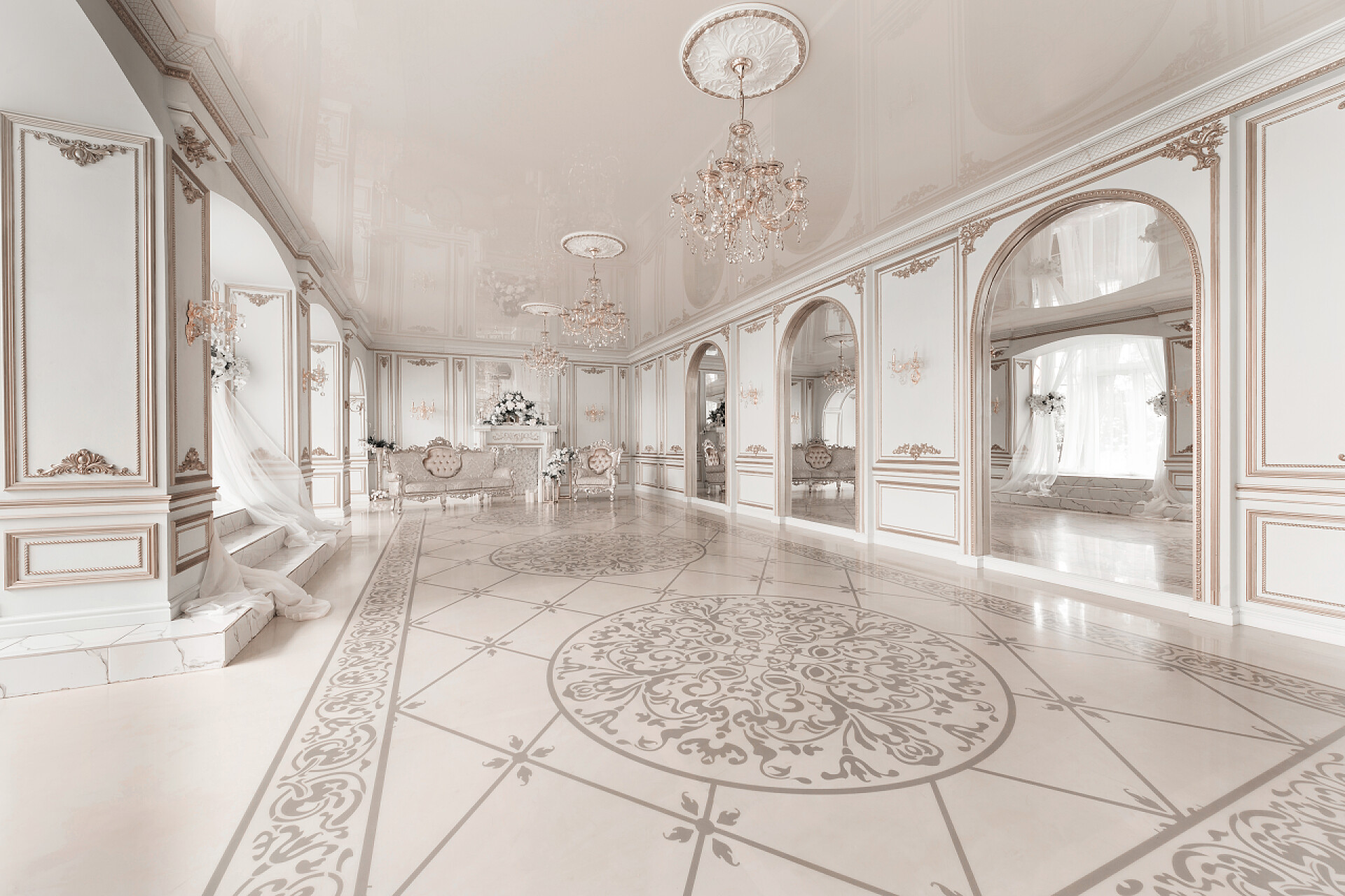 豪华的老式建筑物豪华的老式内饰与壁炉在贵族风格。大窗户和镜子。柱子和拱门, 装饰在光滑的地板上