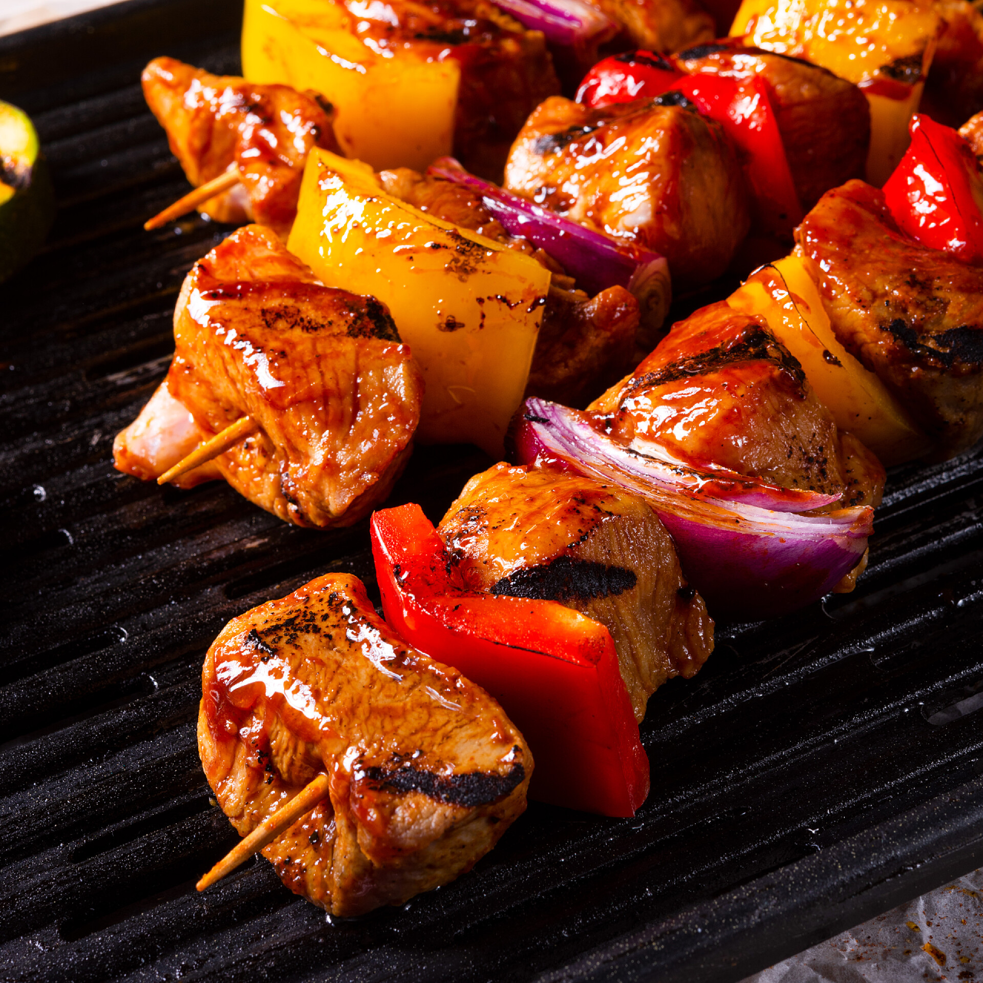 腌制的羊肉烤串羊肉串烤肉串配腌火腿肉辣椒粉和红洋葱